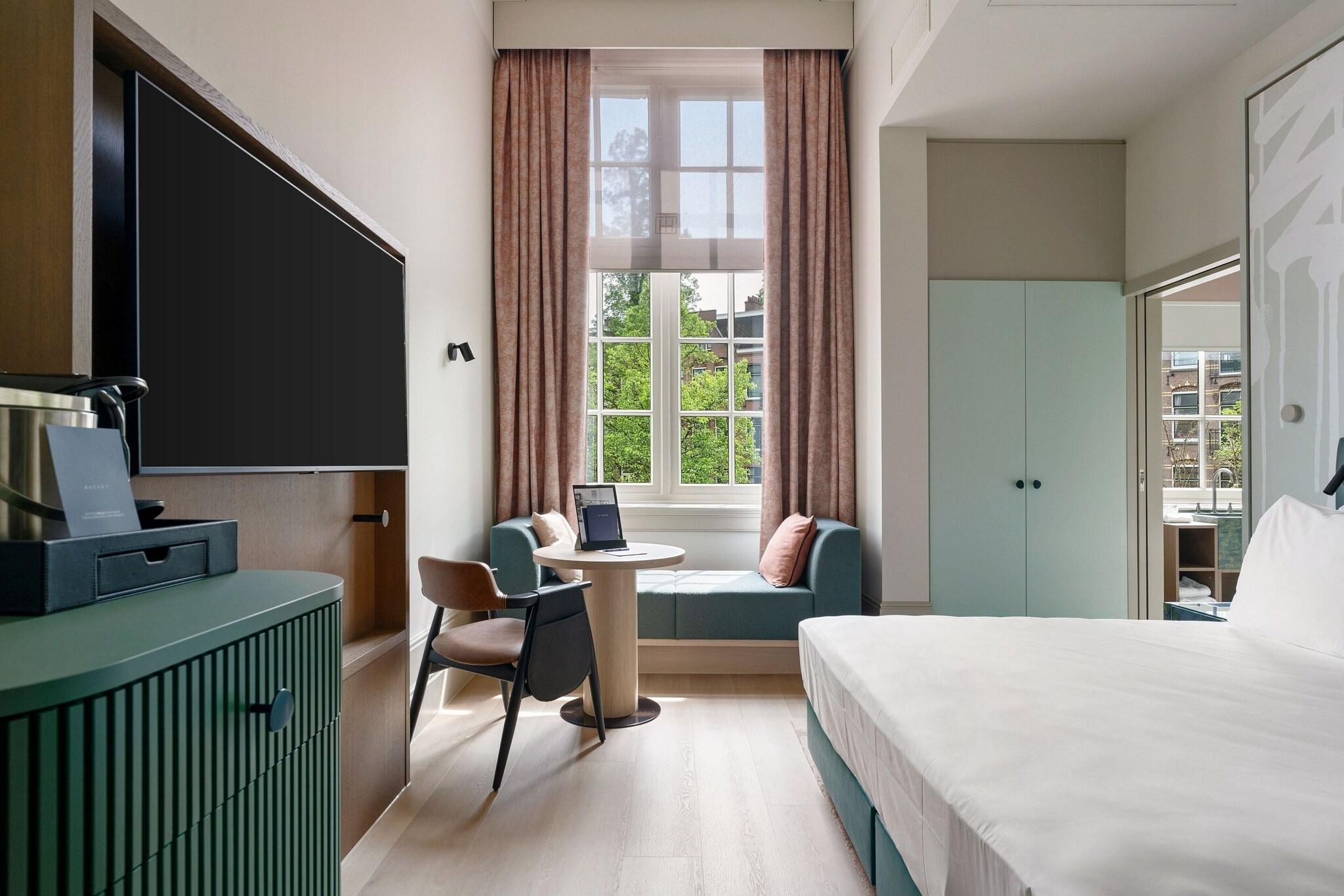 Double Deluxe Queen Bed