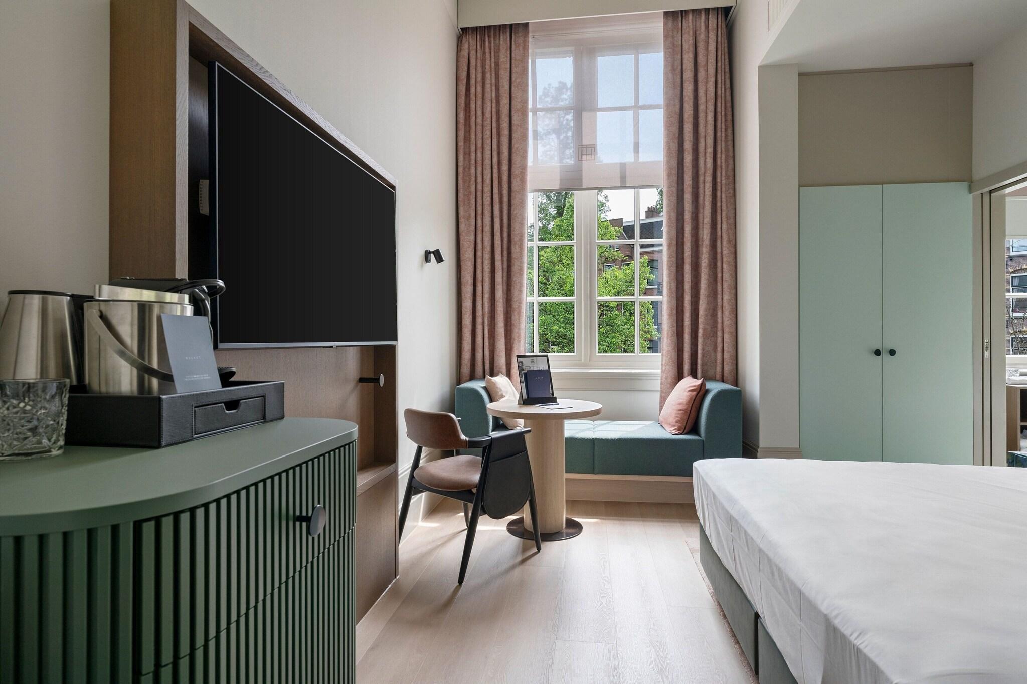 Double Deluxe Queen Bed