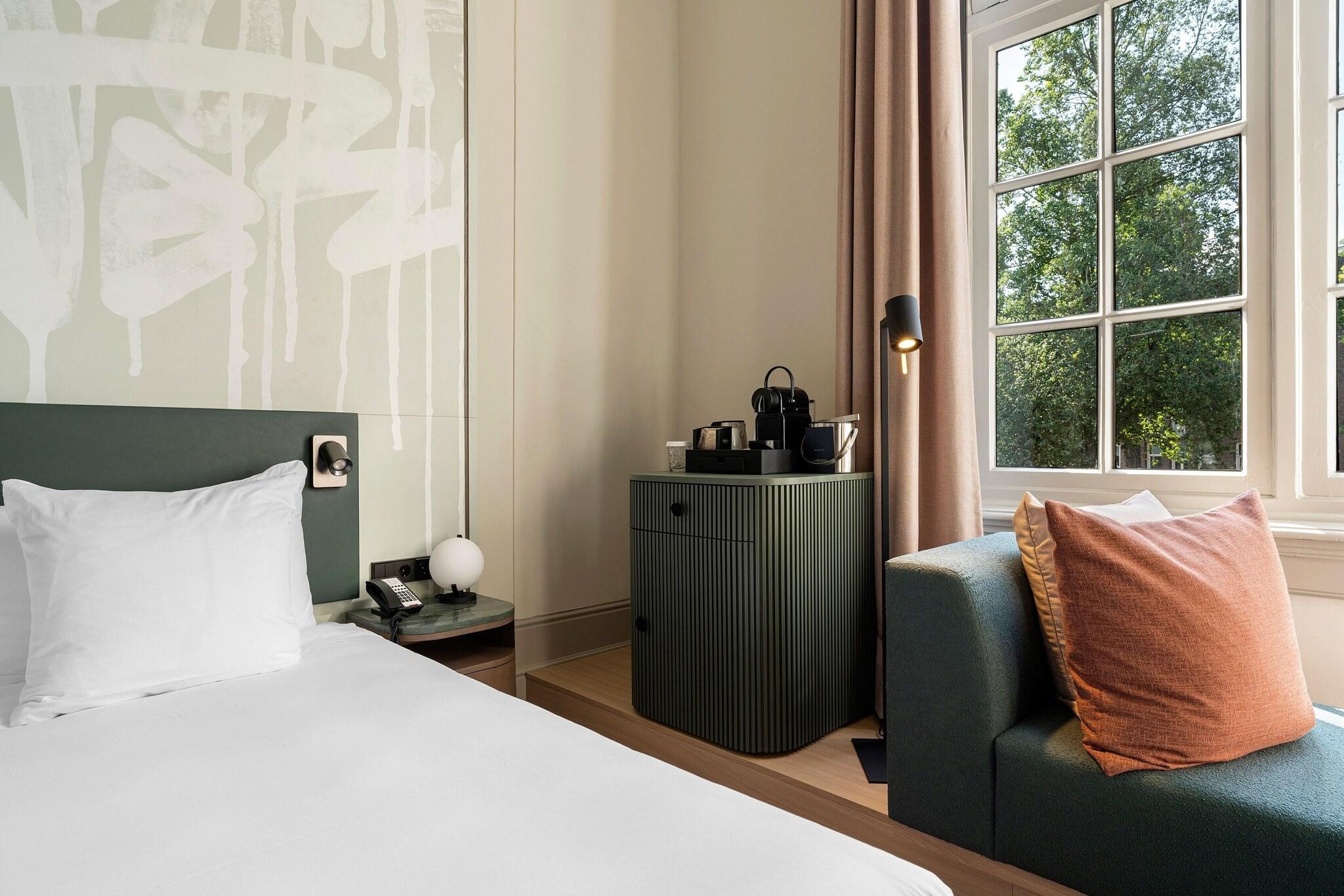 Double Deluxe Queen Bed