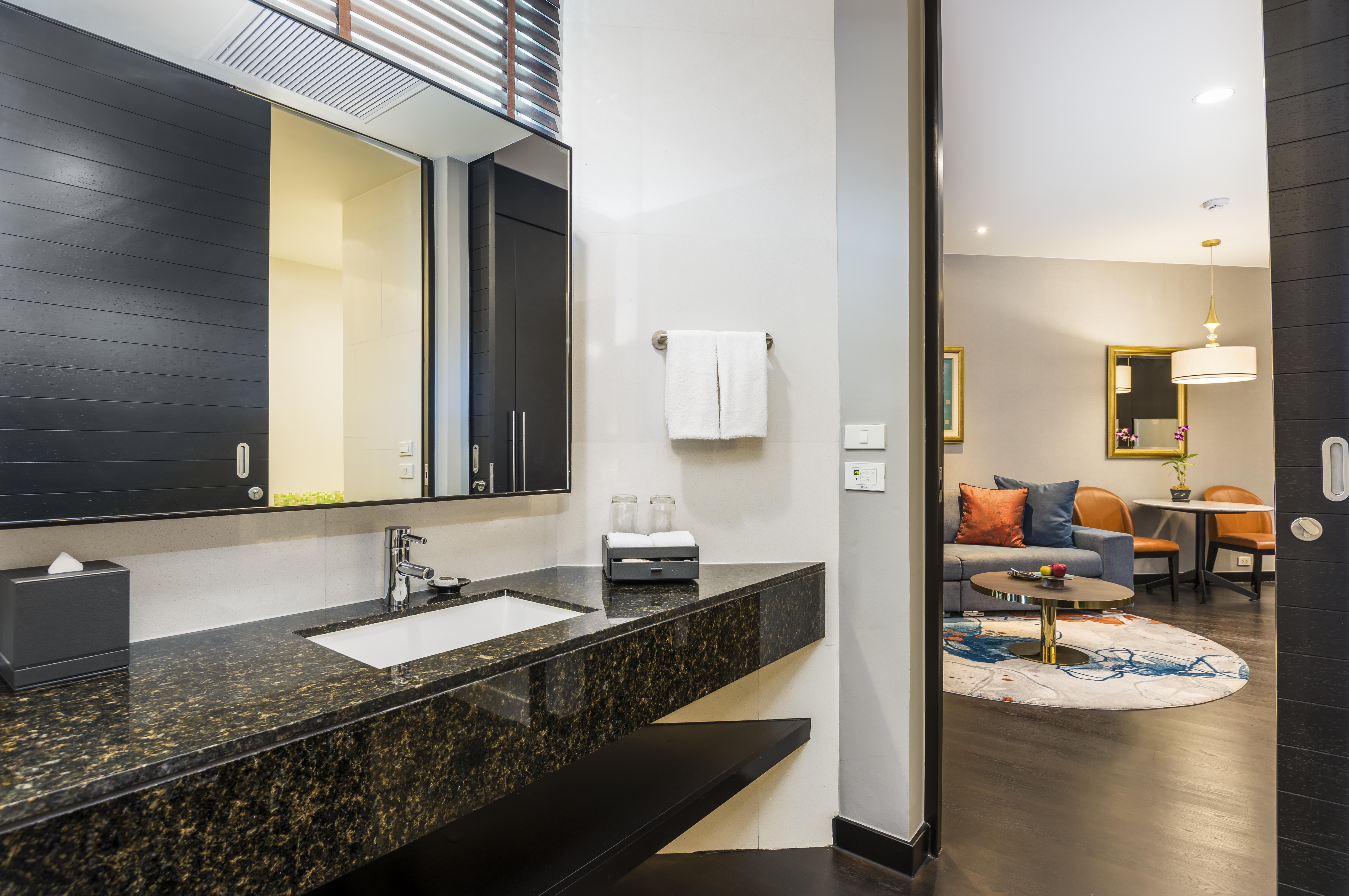 Suite Club City View