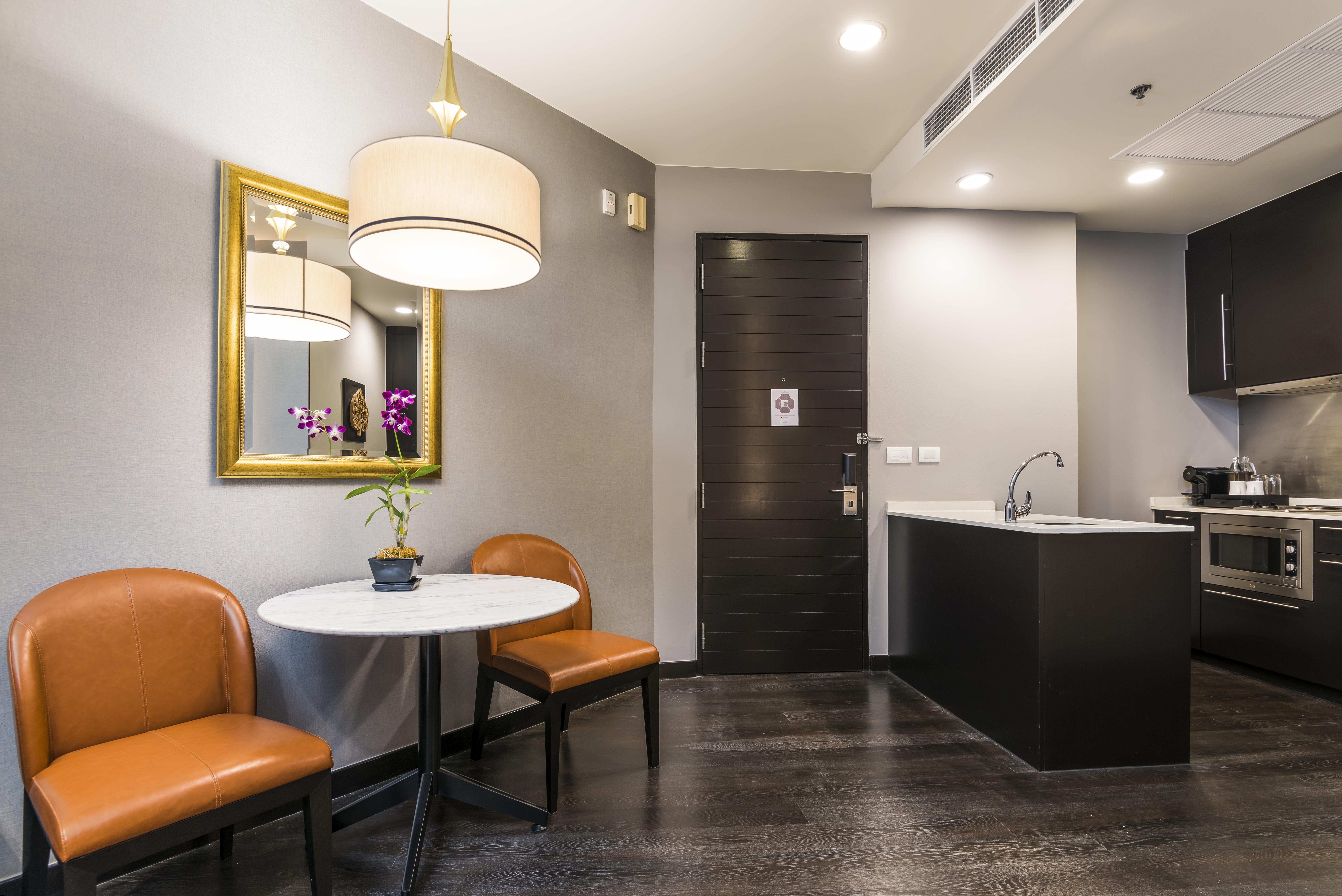 Suite Club City View
