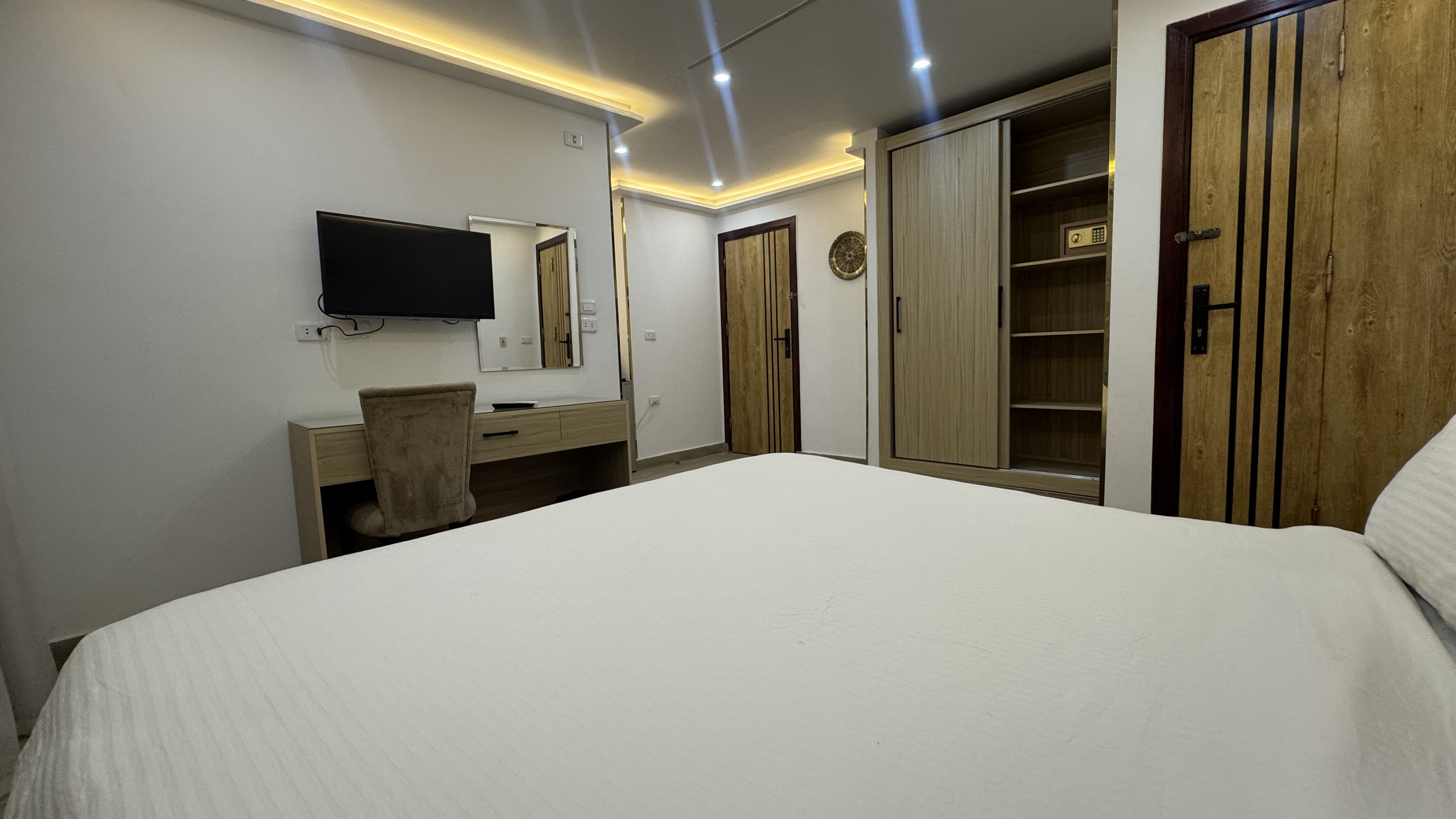 Double Business Queen Bed