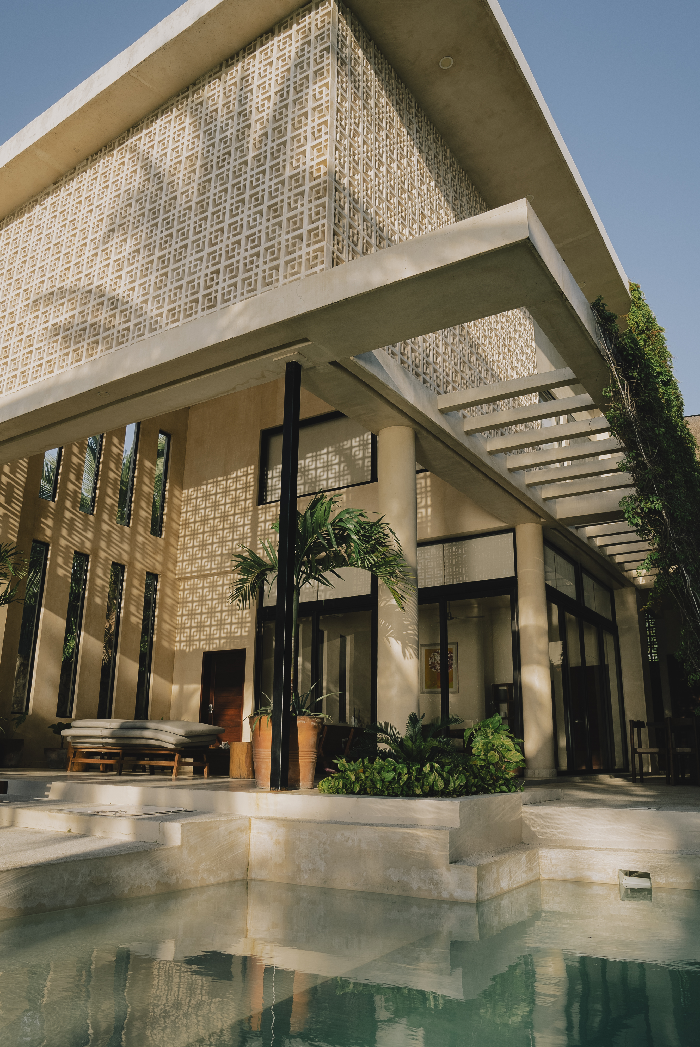 Home Seven Bedrooms with More Than Three Bathrooms