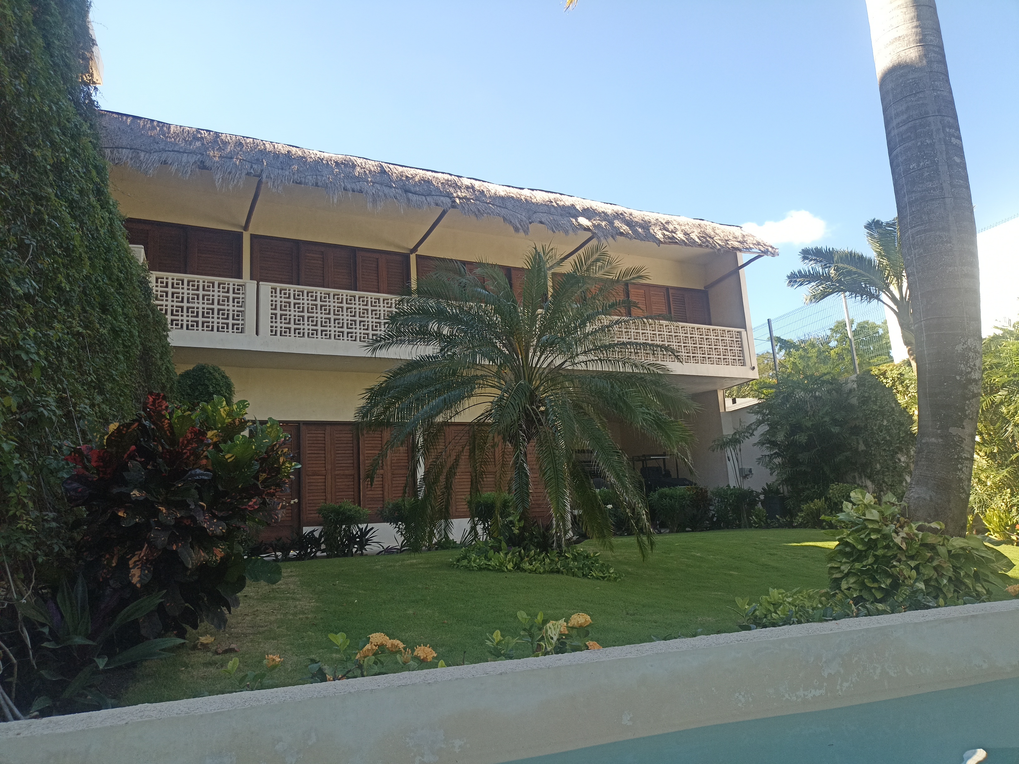 Home Seven Bedrooms with More Than Three Bathrooms