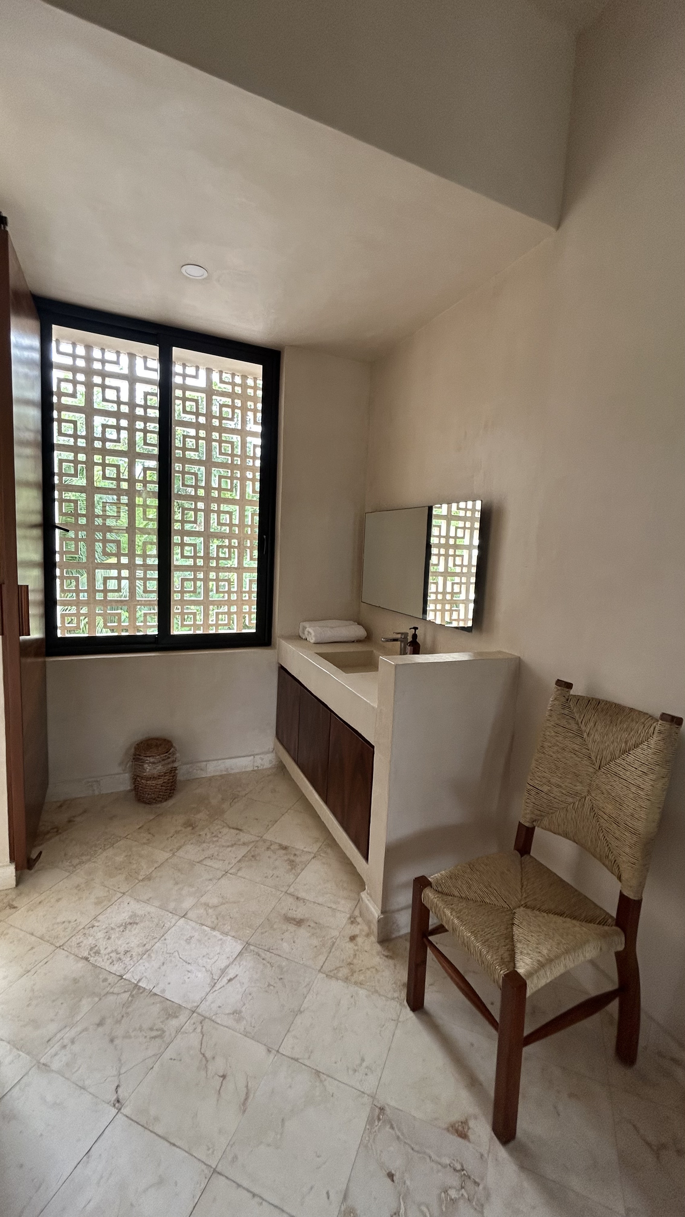 Home Seven Bedrooms with More Than Three Bathrooms