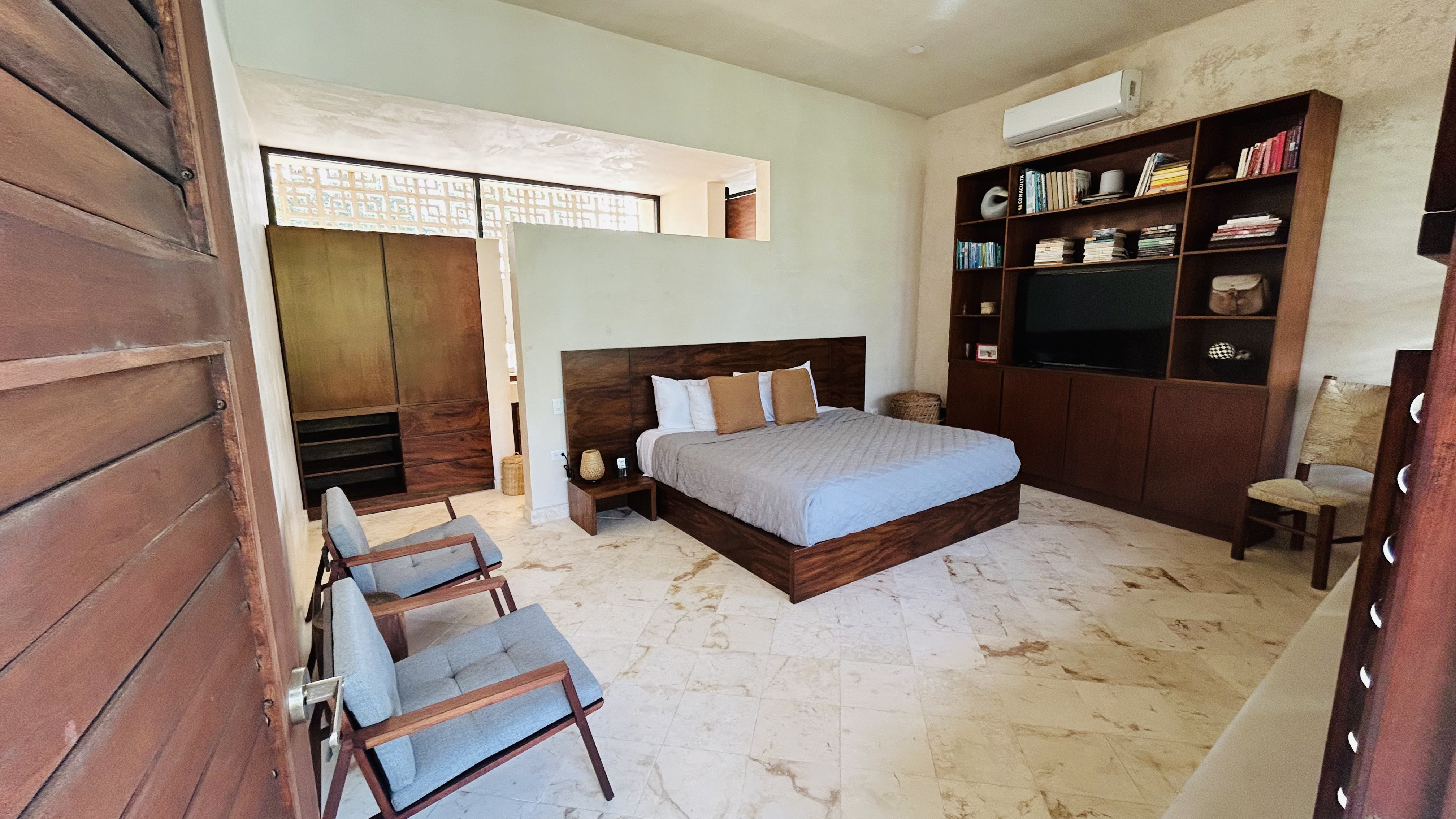 Home Seven Bedrooms with More Than Three Bathrooms