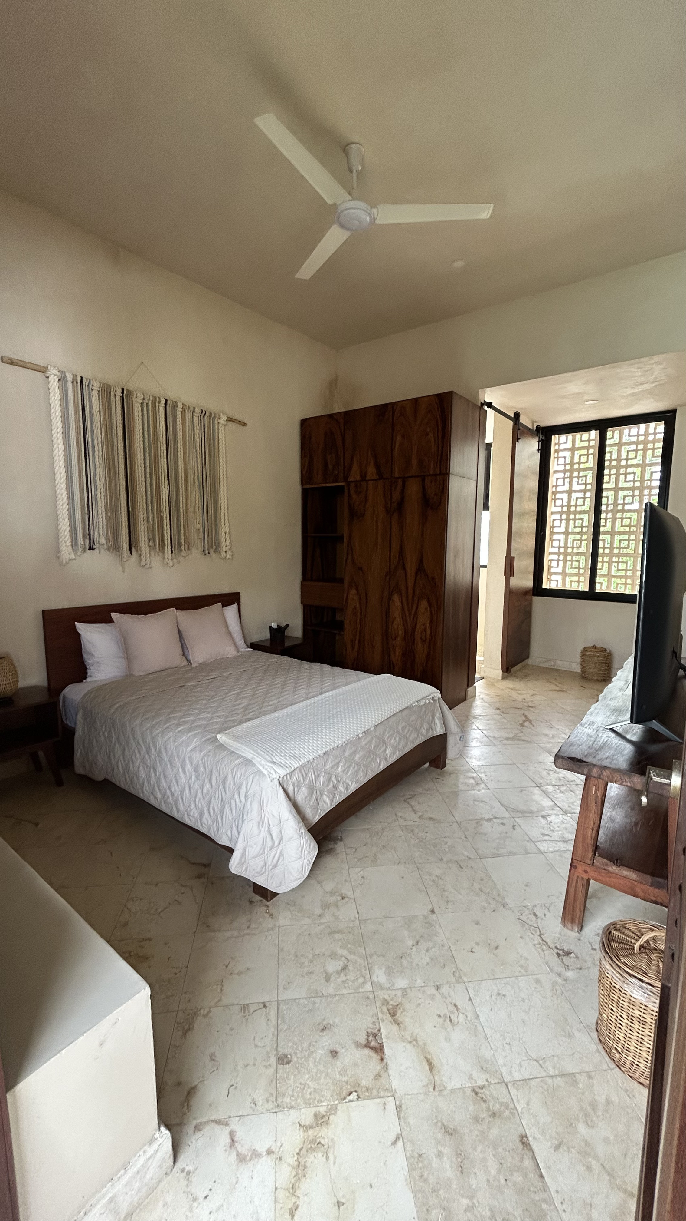 Home Seven Bedrooms with More Than Three Bathrooms