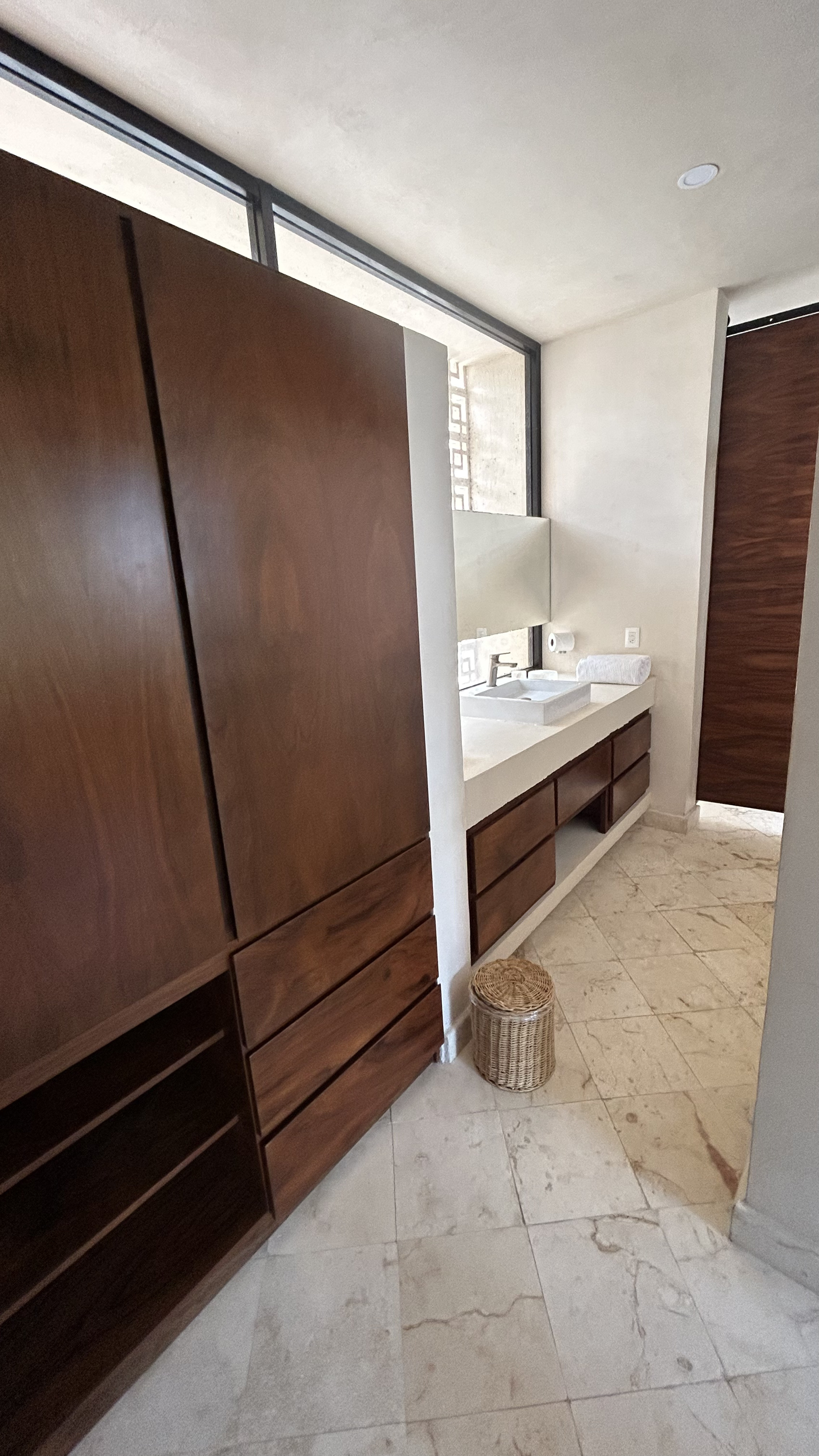 Home Seven Bedrooms with More Than Three Bathrooms