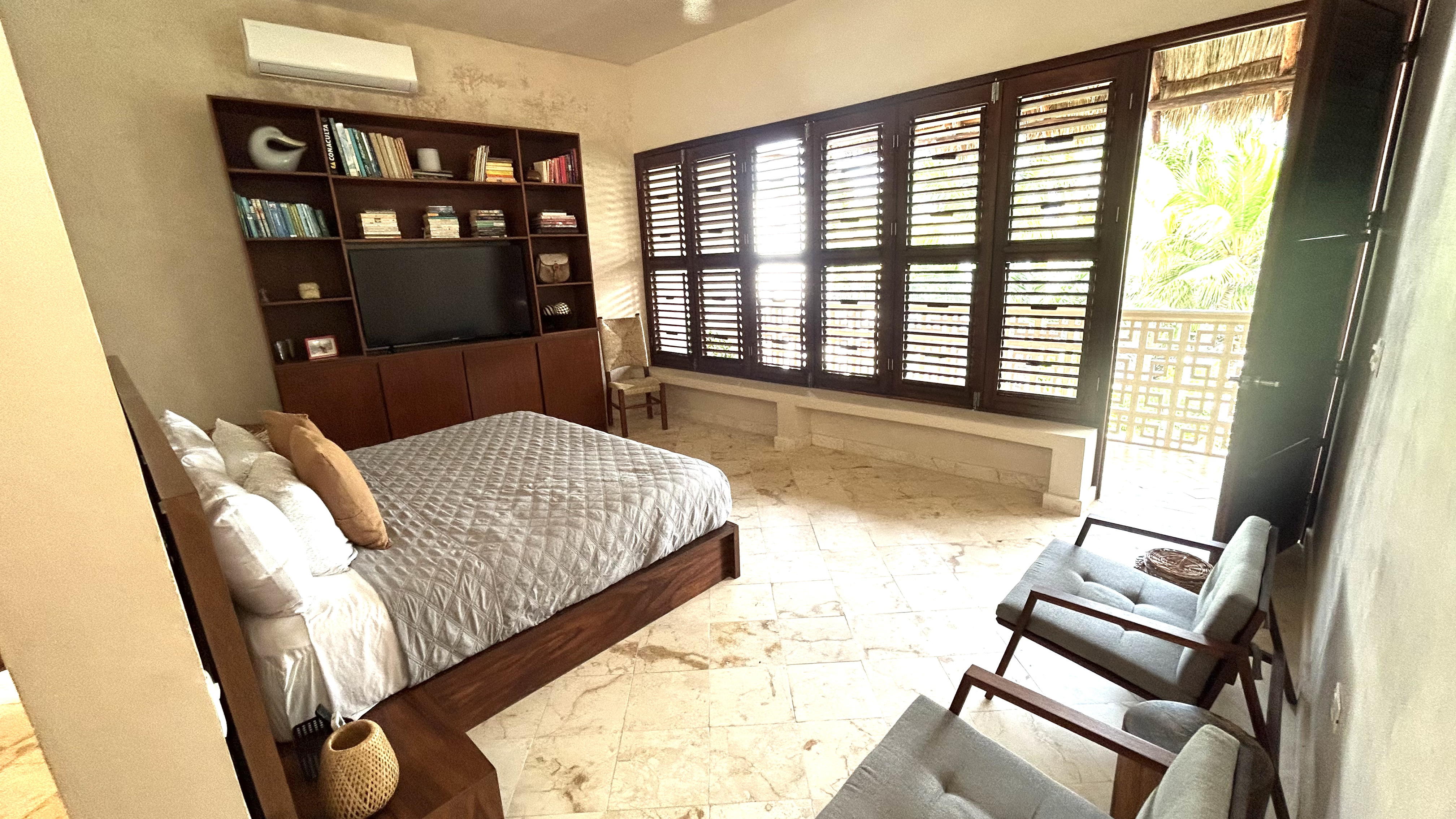 Home Seven Bedrooms with More Than Three Bathrooms