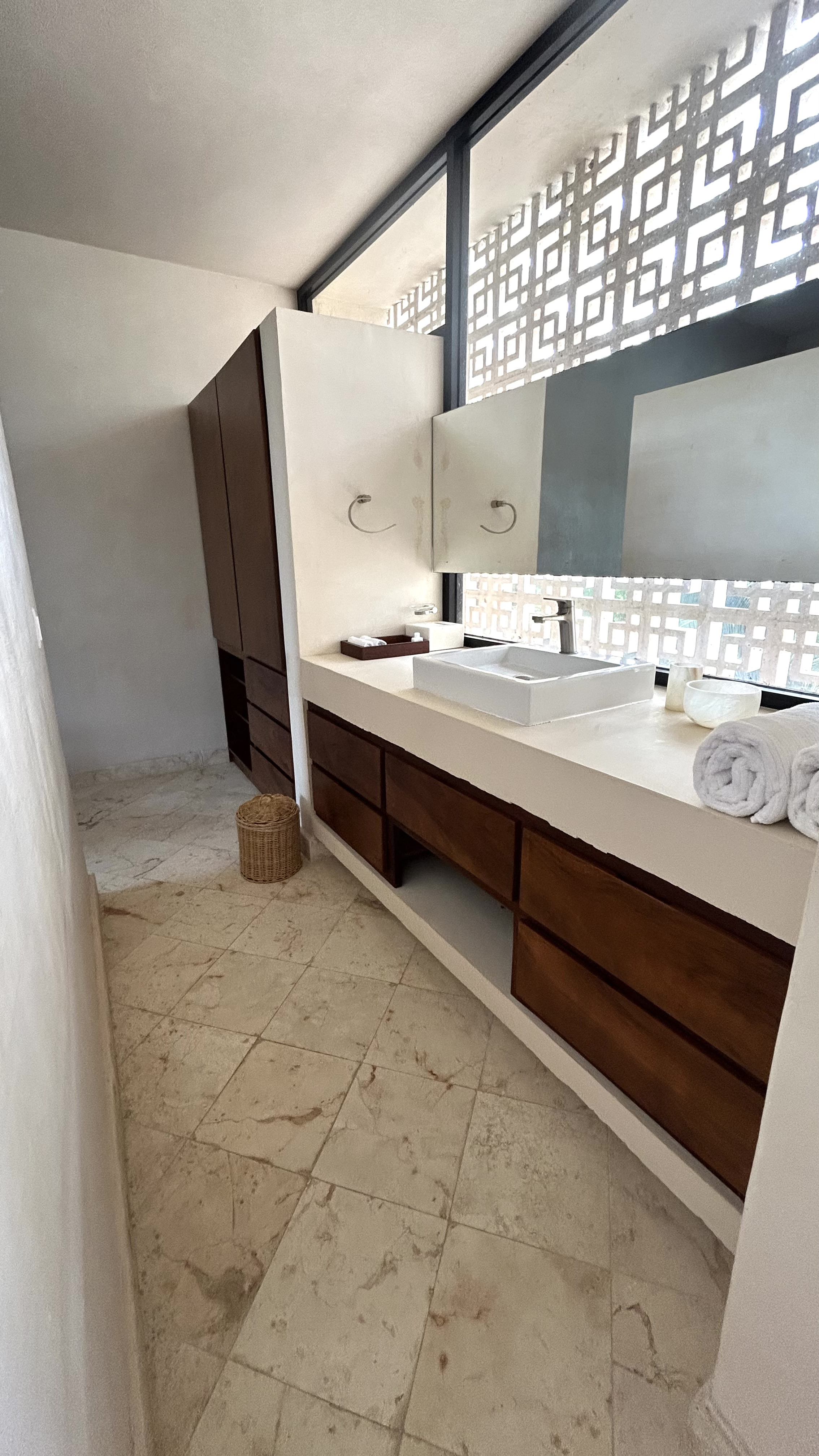 Home Seven Bedrooms with More Than Three Bathrooms