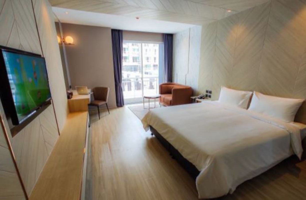 Studio Pool View King Bed