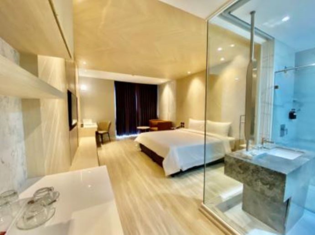 Studio Pool View King Bed