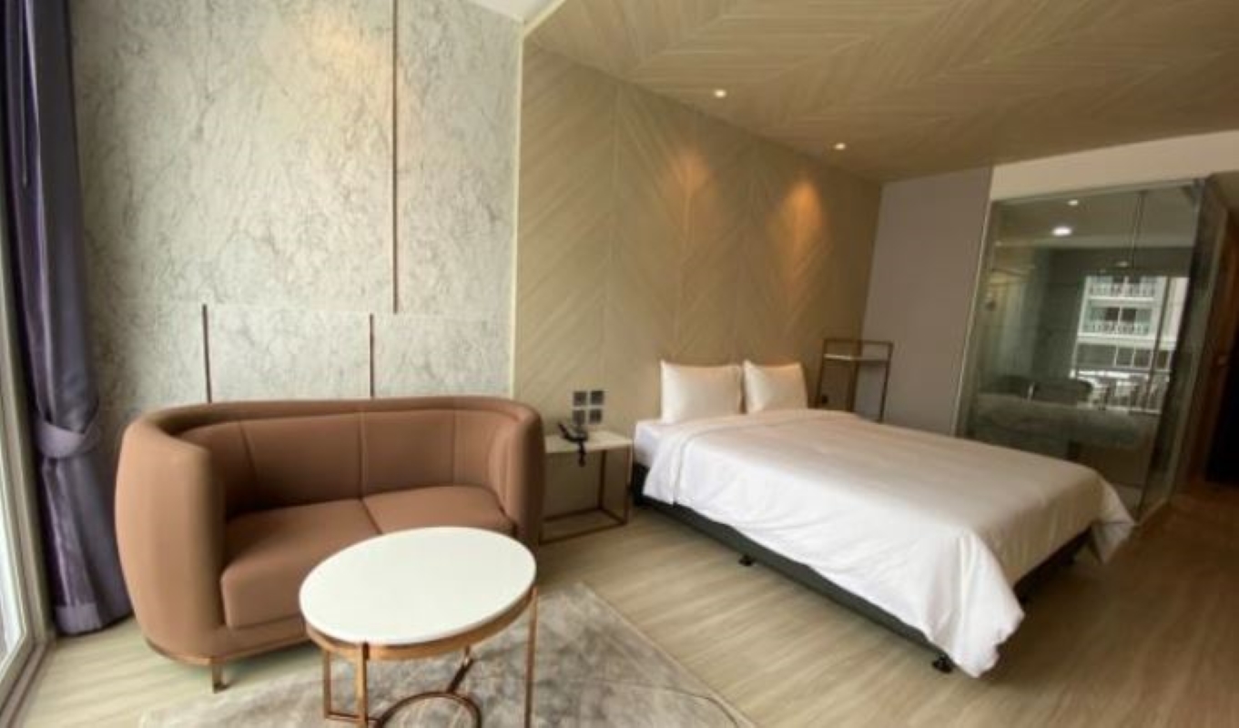 Studio Pool View King Bed