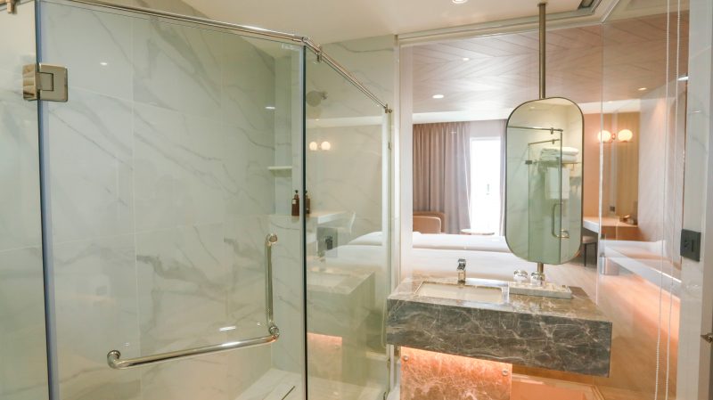 Twin Pool View King Bed