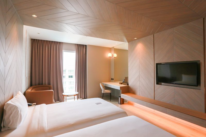 Twin Pool View King Bed