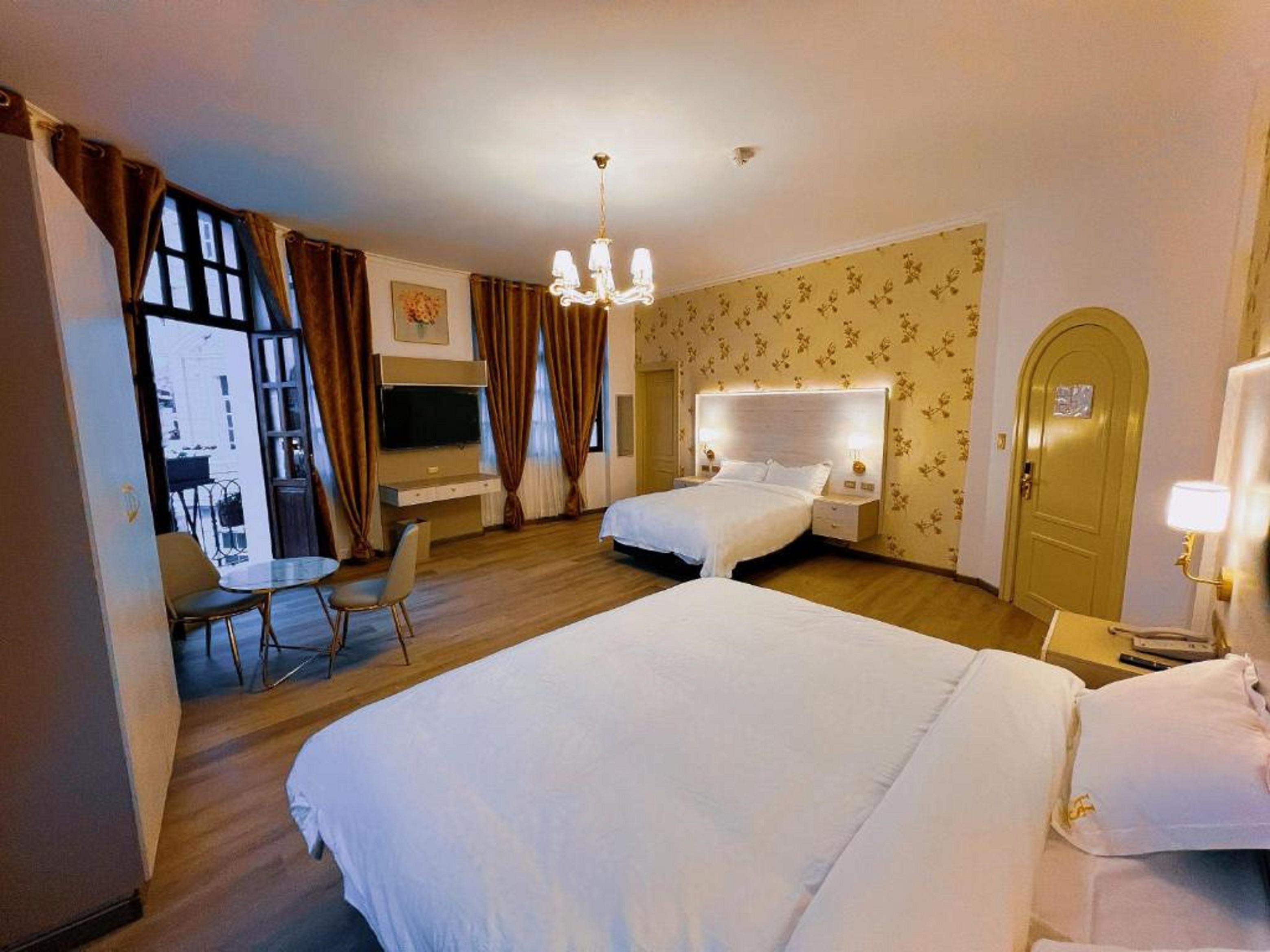 Junior Suite Queen Size Bed