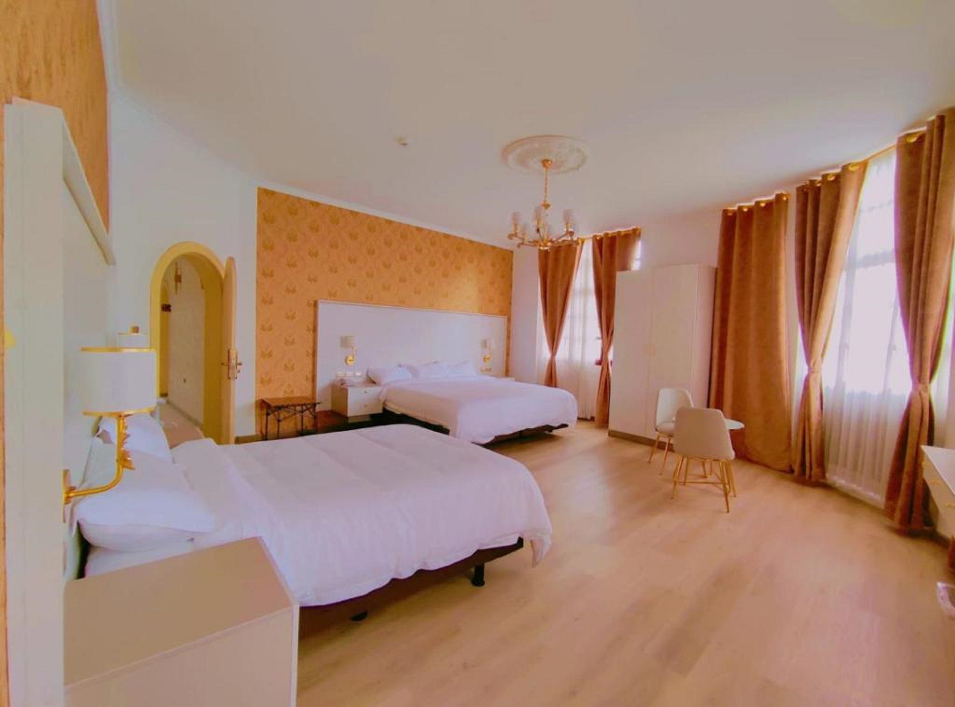 Junior Suite Queen Size Bed