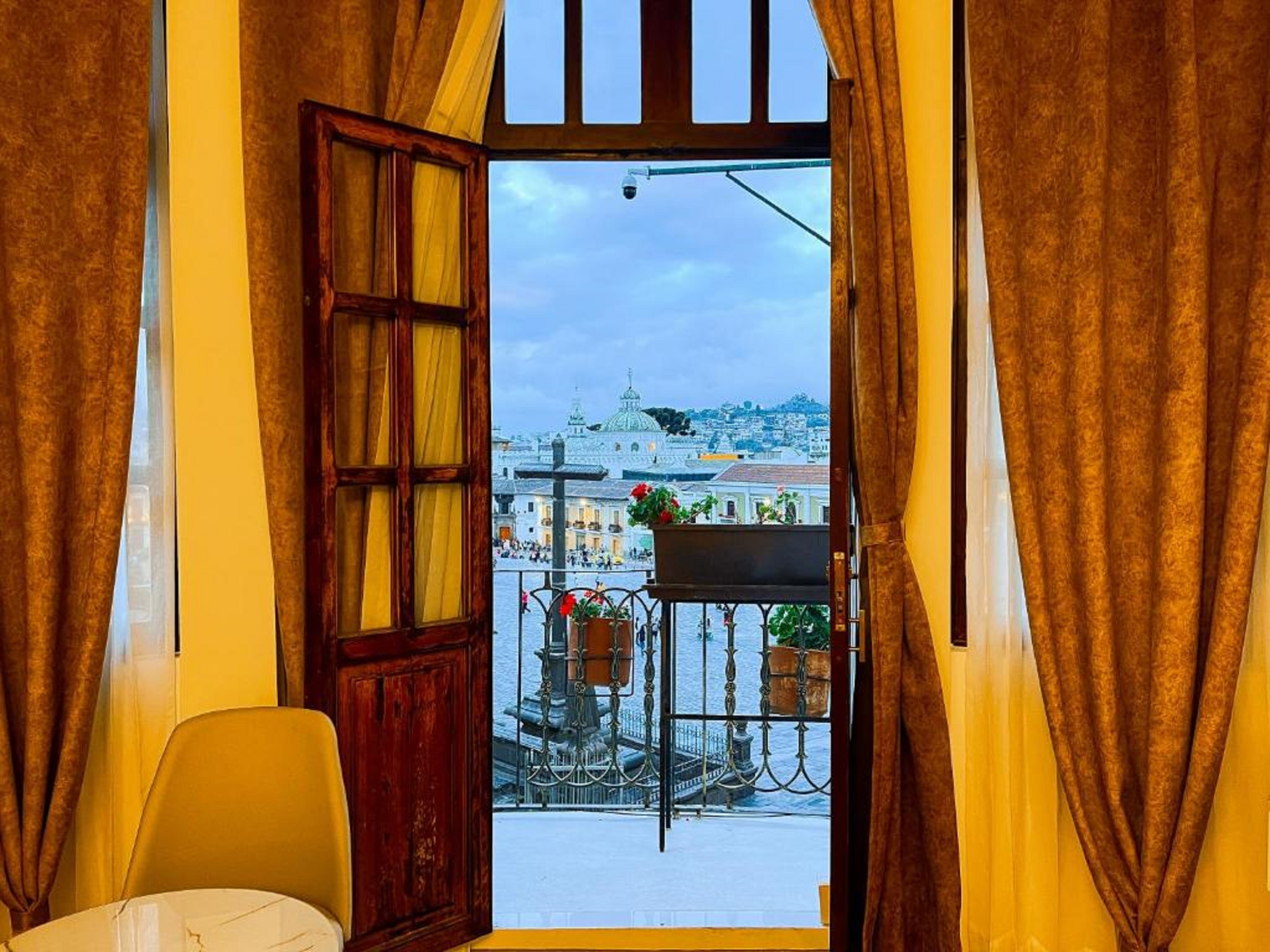 Junior Suite Queen Size Bed