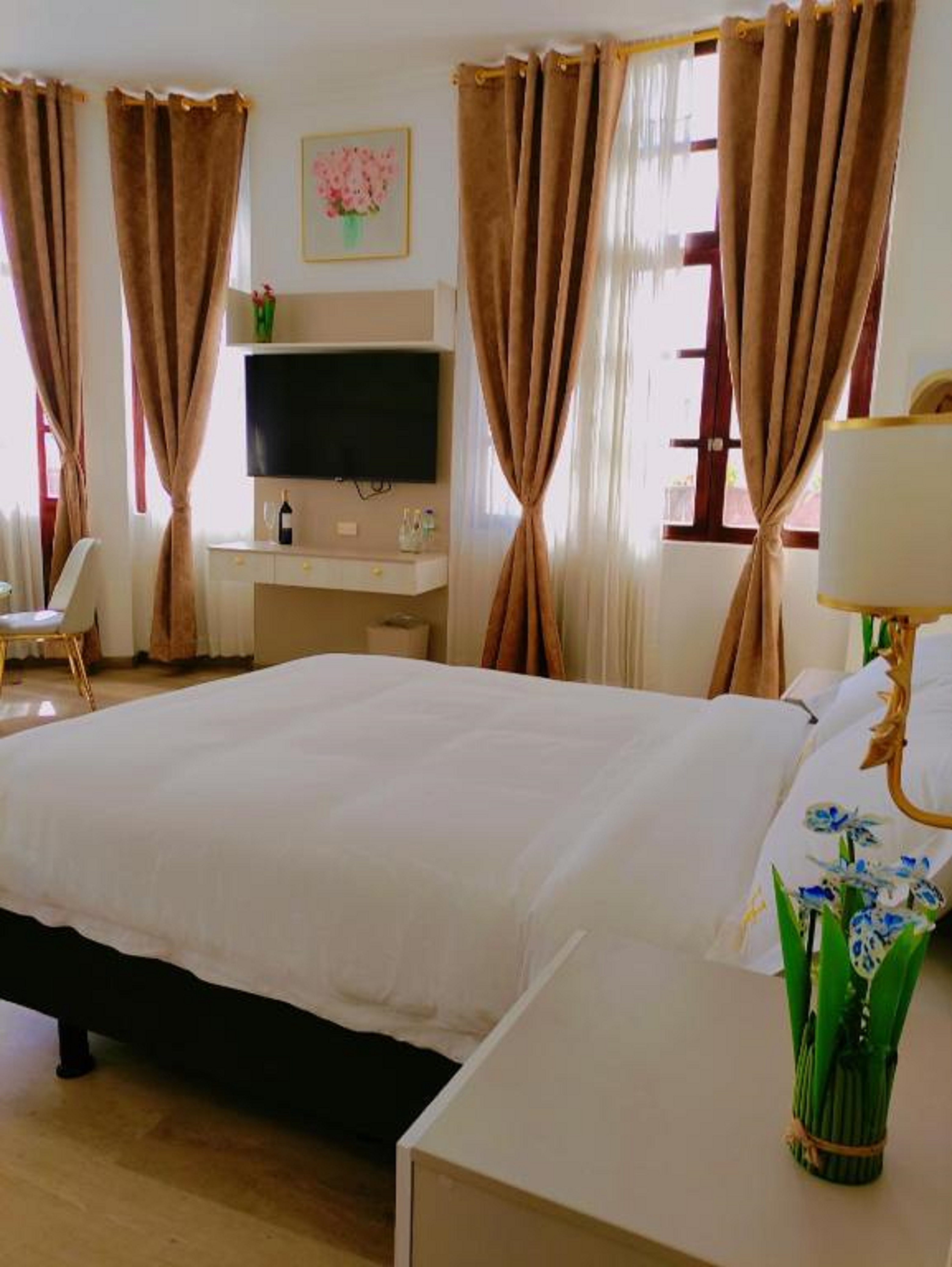 Junior Suite Queen Size Bed