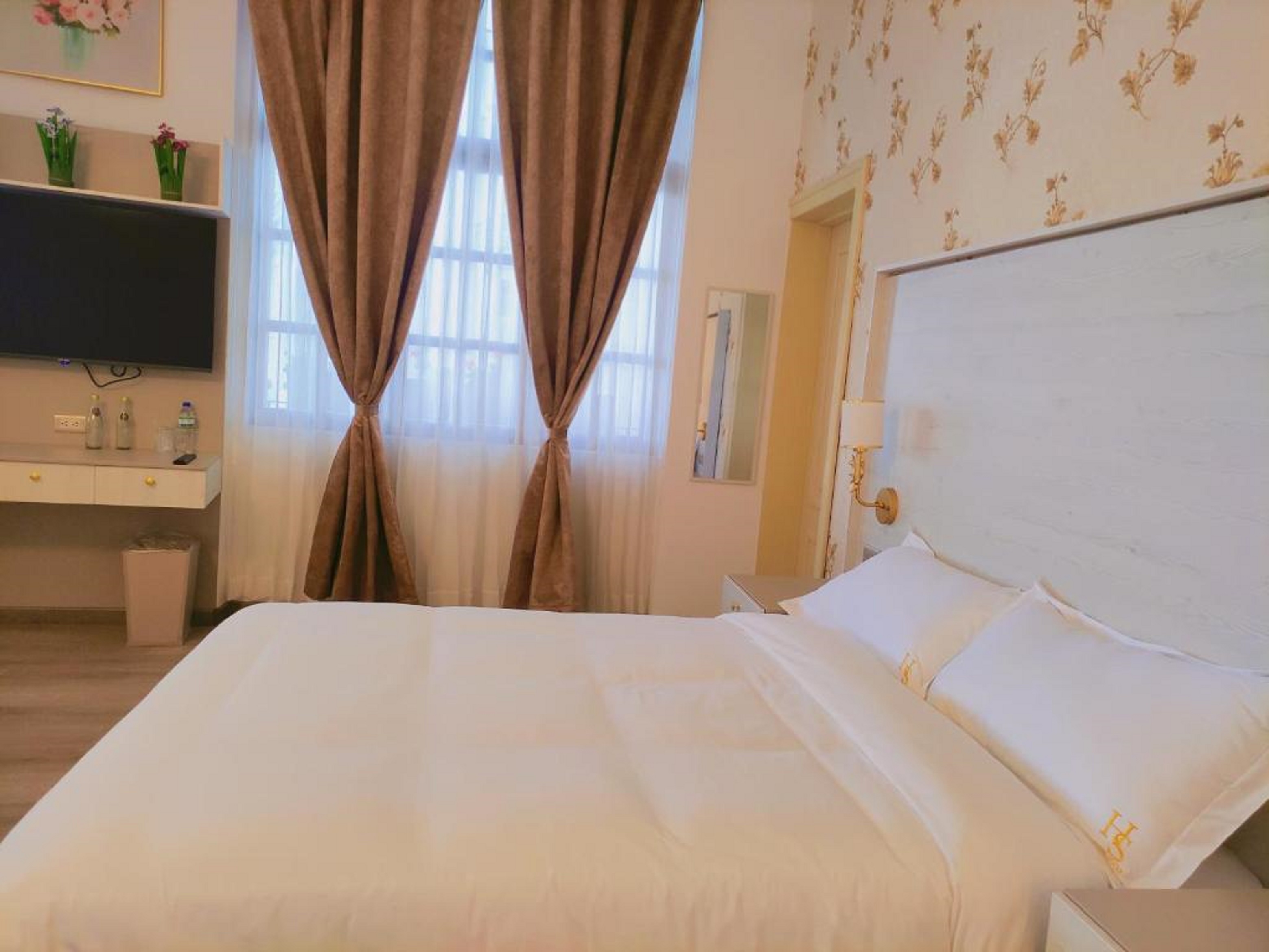 Junior Suite Queen Size Bed