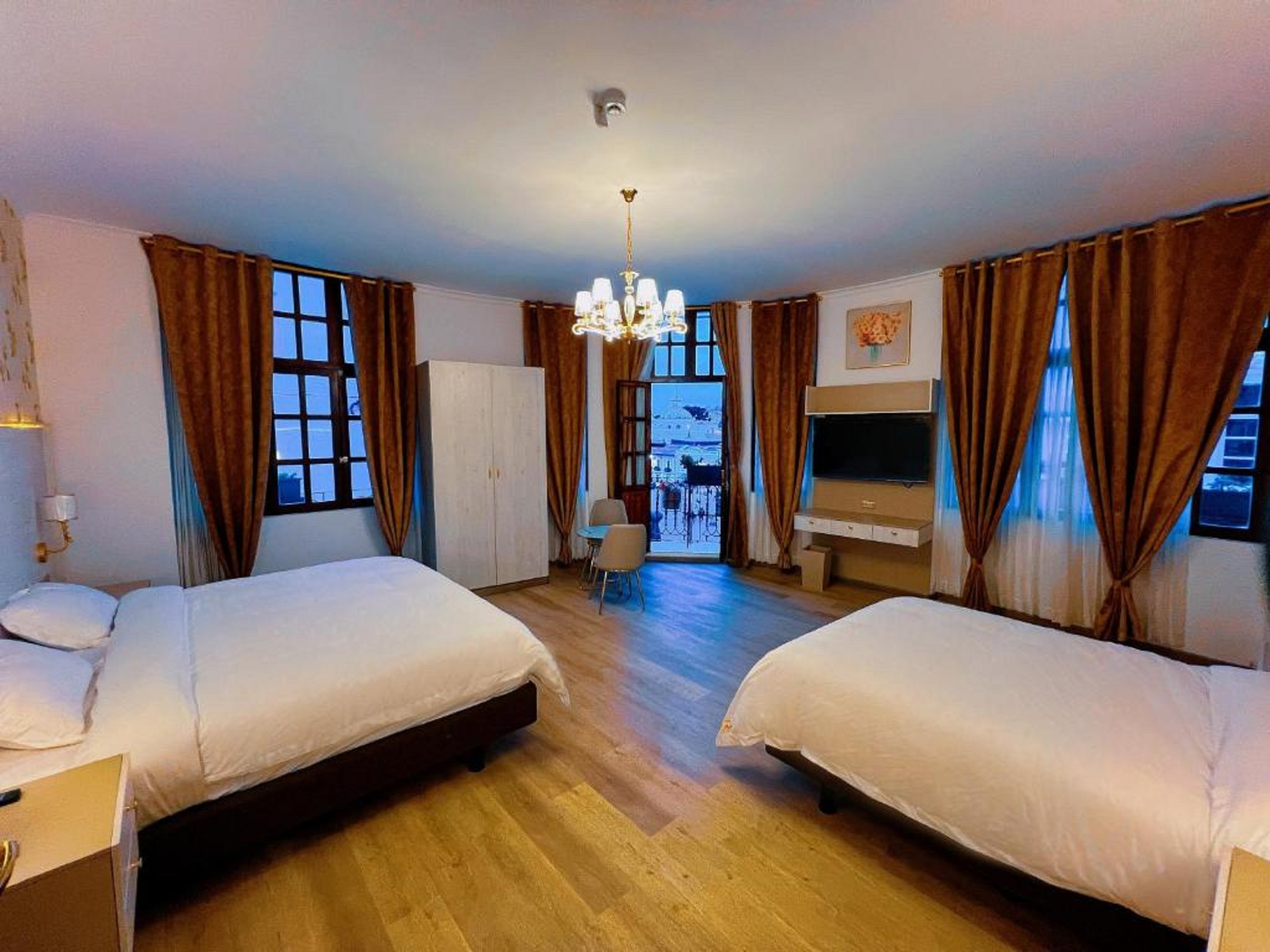 Junior Suite Queen Size Bed