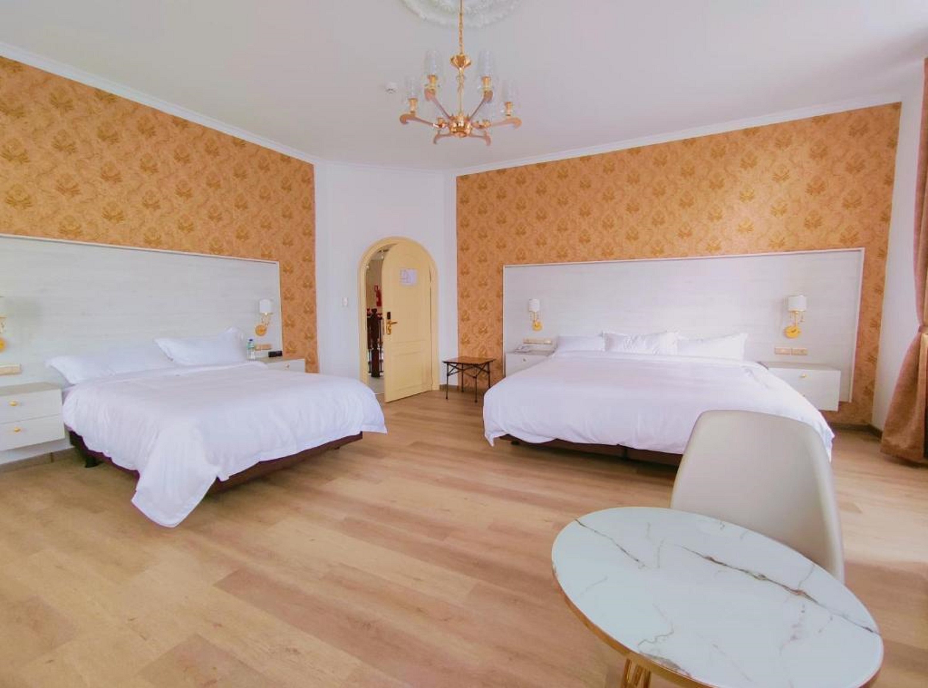 Junior Suite Queen Size Bed