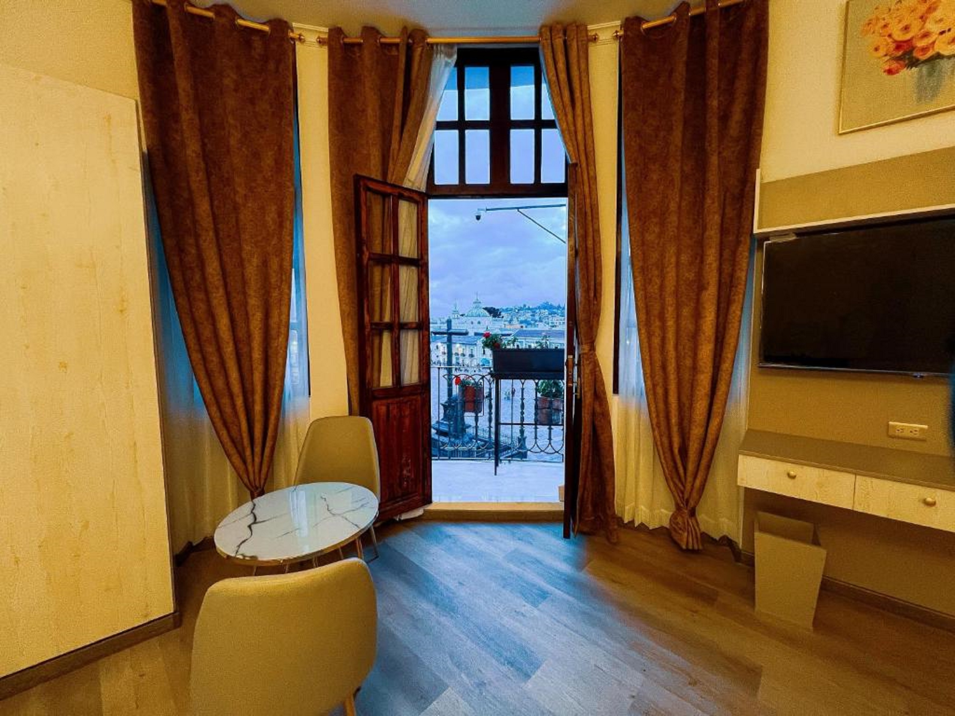 Junior Suite Queen Size Bed