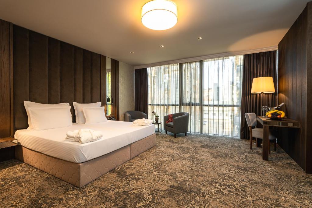 Double Deluxe King Bed