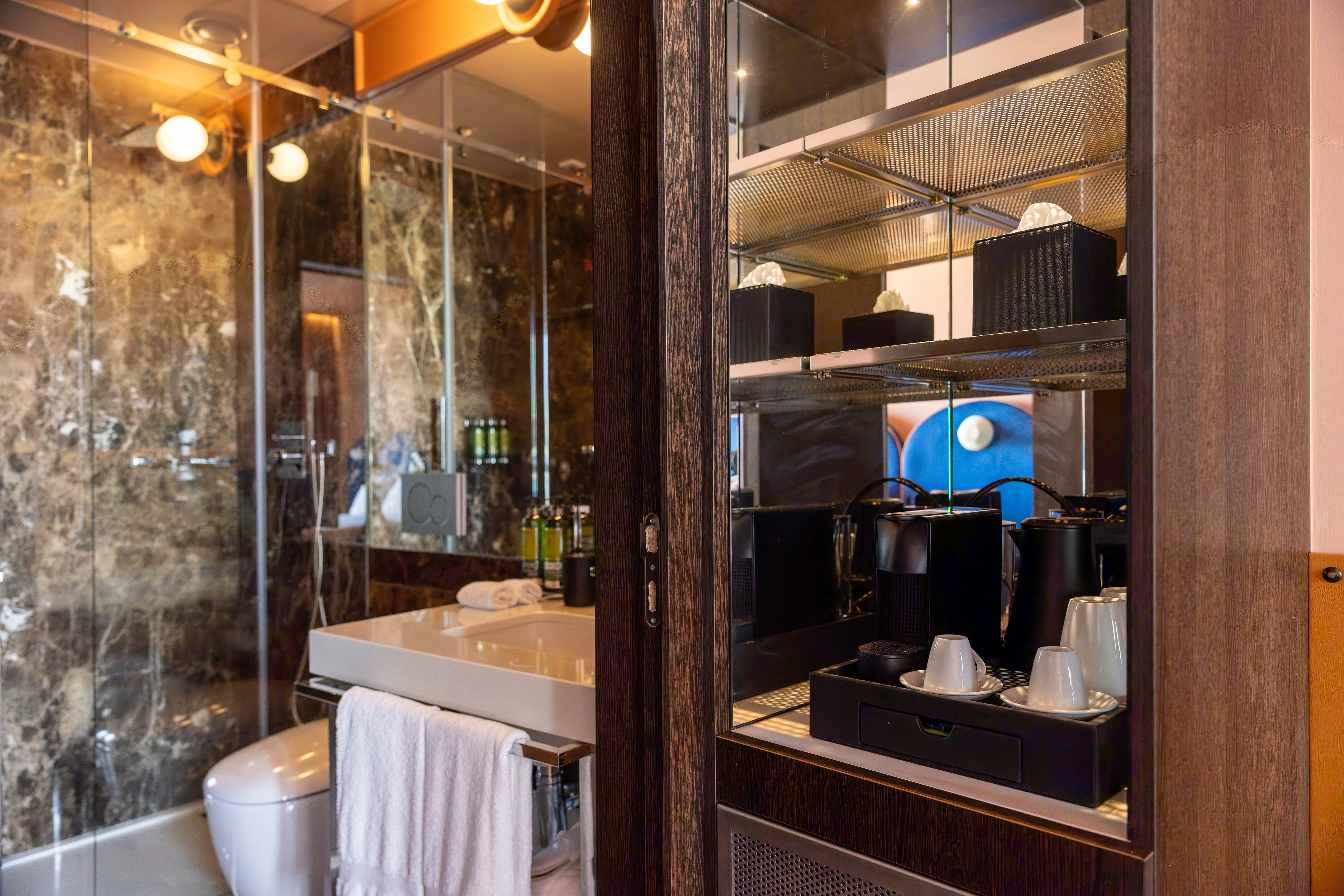 Double or Twin Guest Room Queen Bed