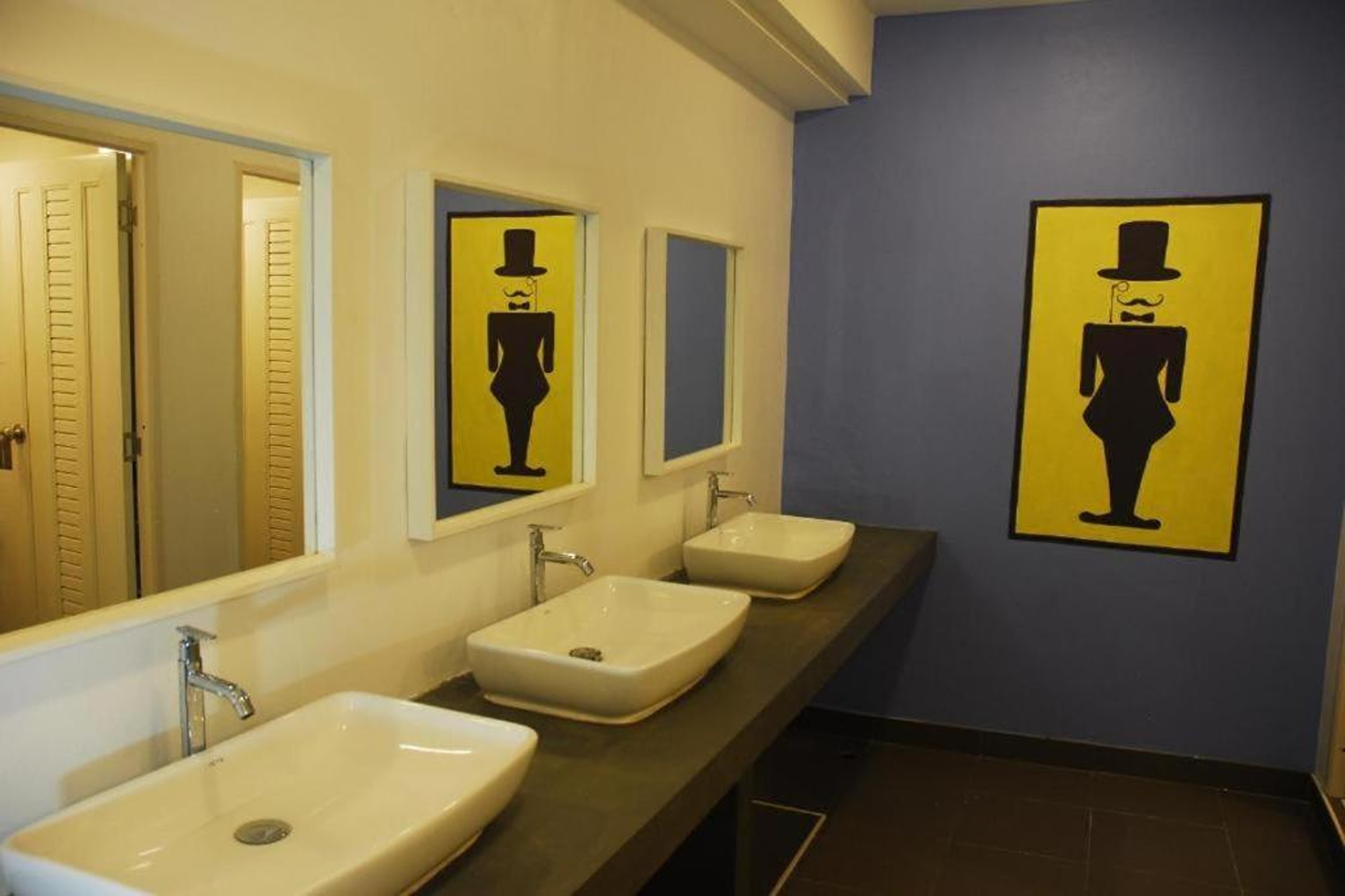 Bed in Dormitory Male Room with Shared Bathroom