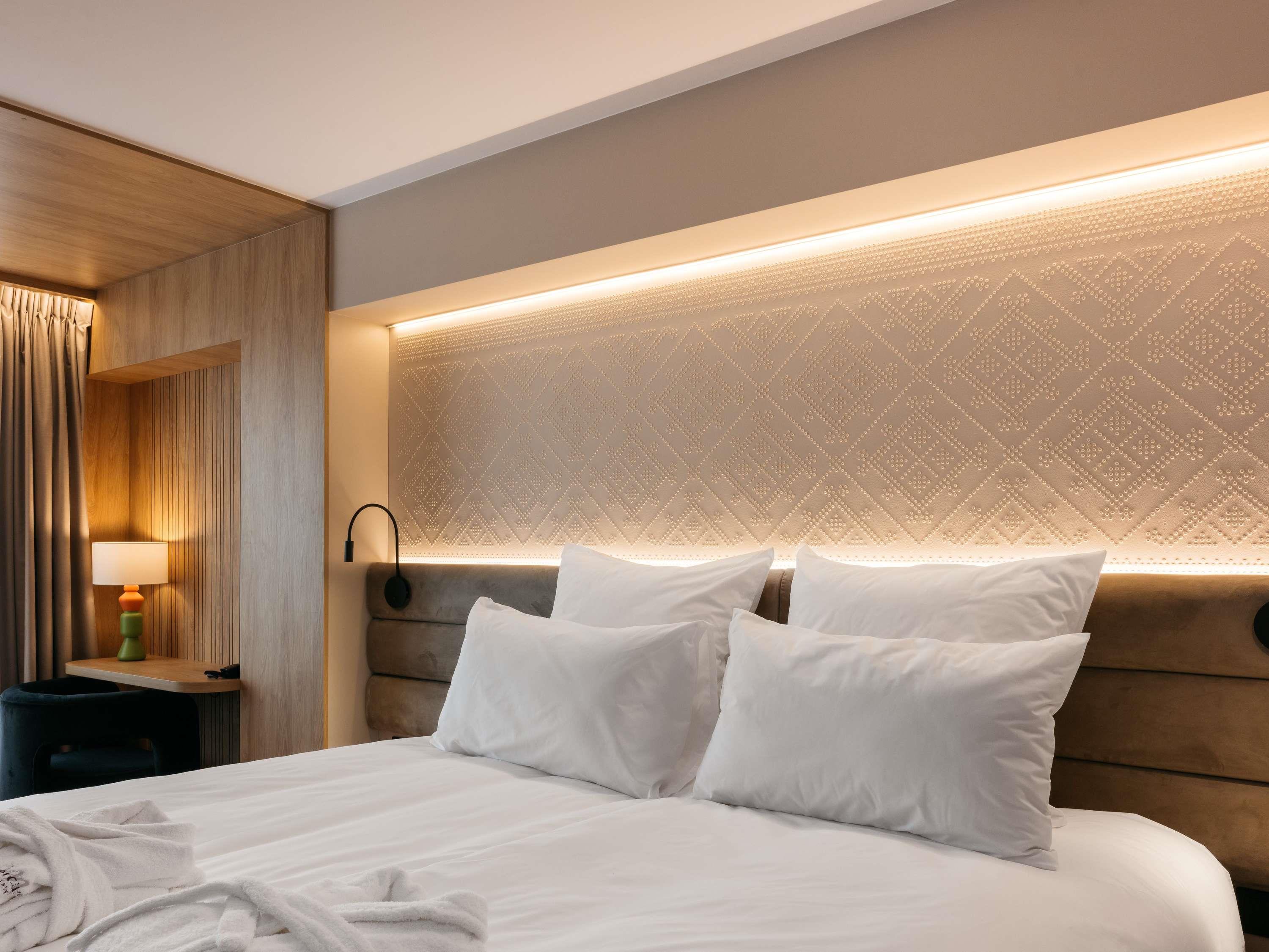 Double Classic Queen Bed