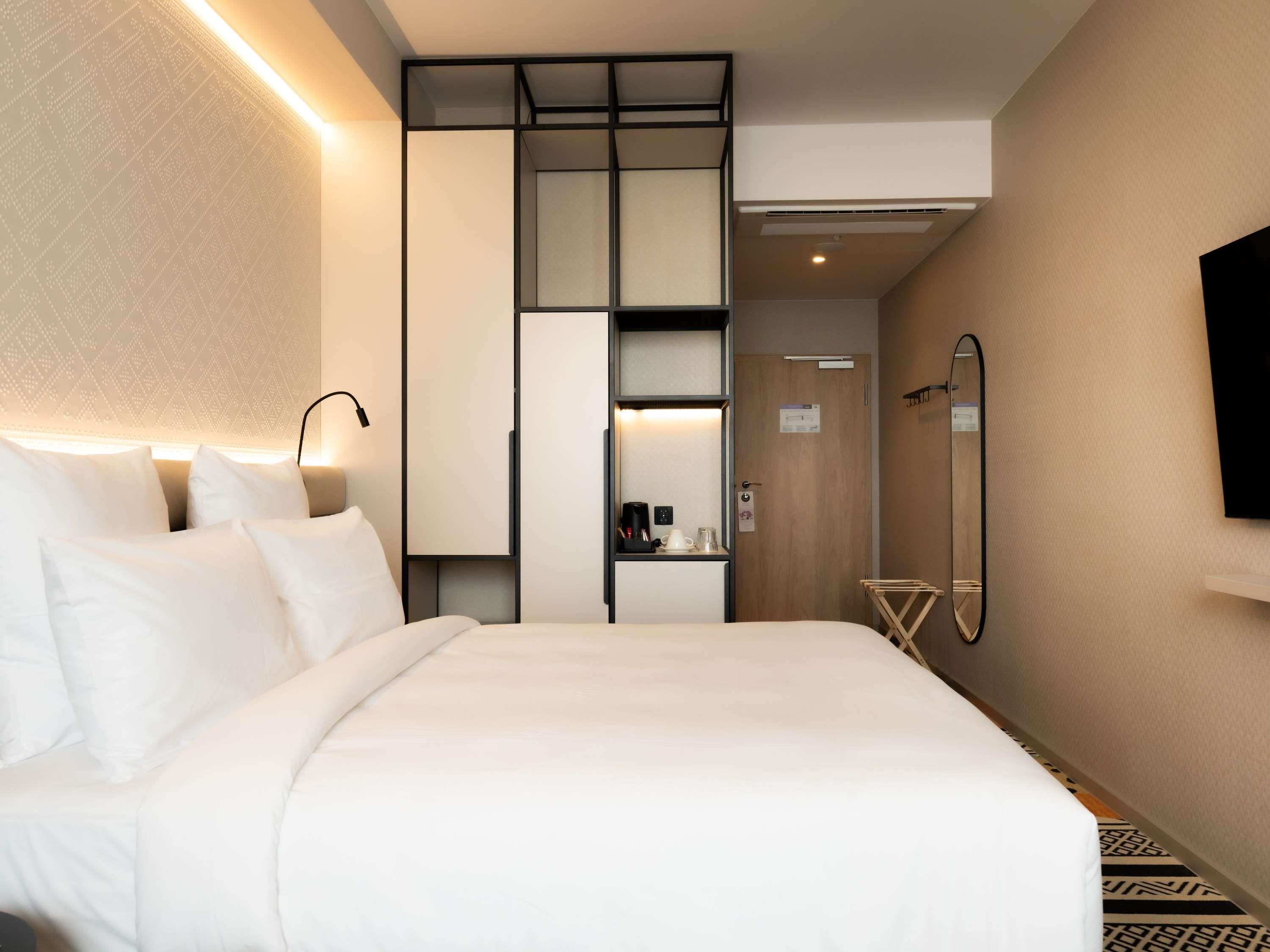 Double Classic Queen Bed