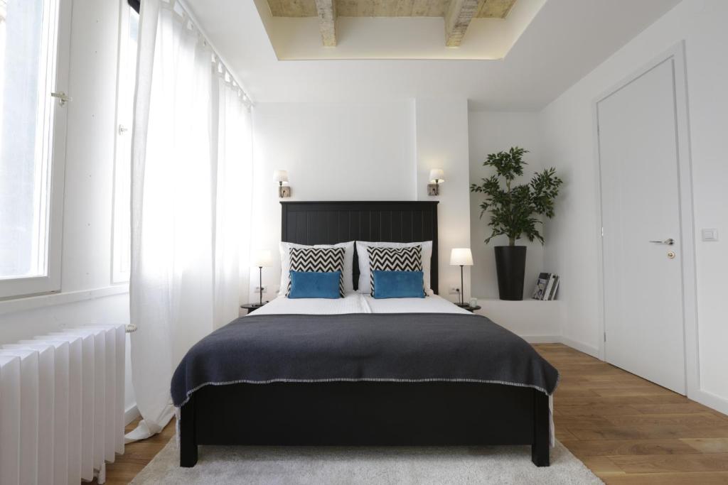 Studio King Size Bed