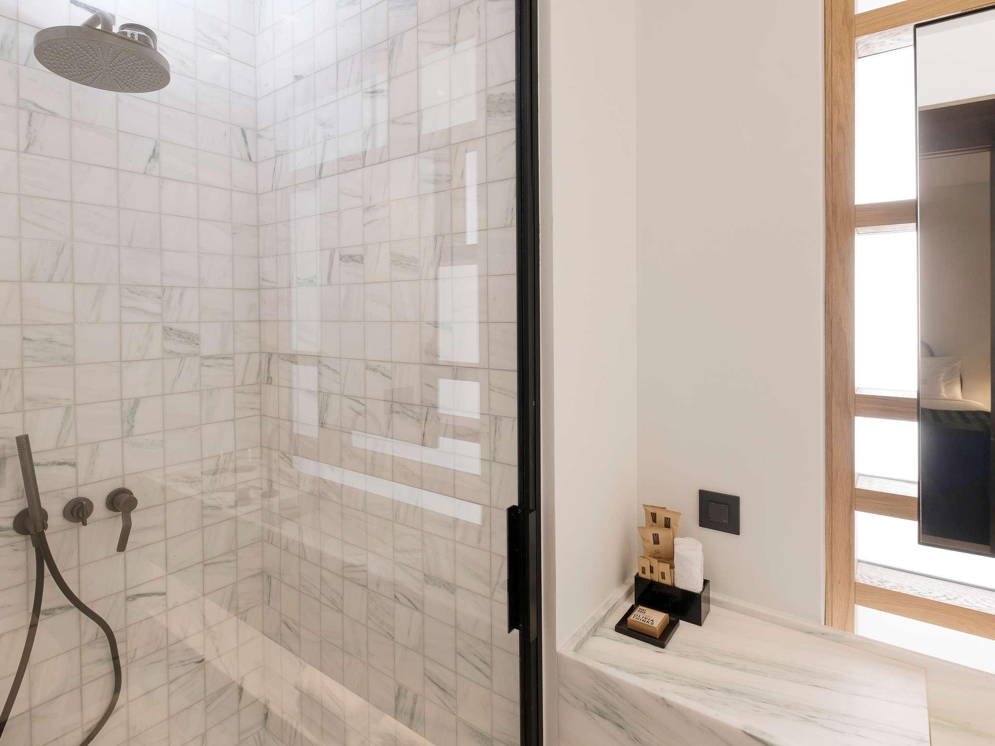 Suite Deluxe King Bed