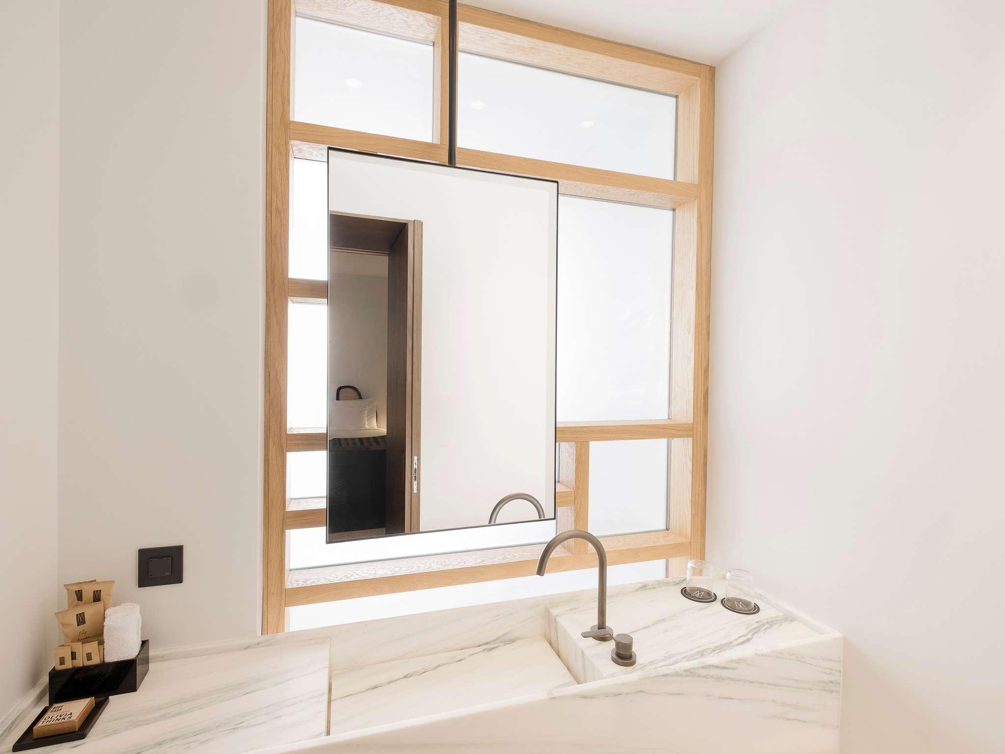 Suite Deluxe King Bed