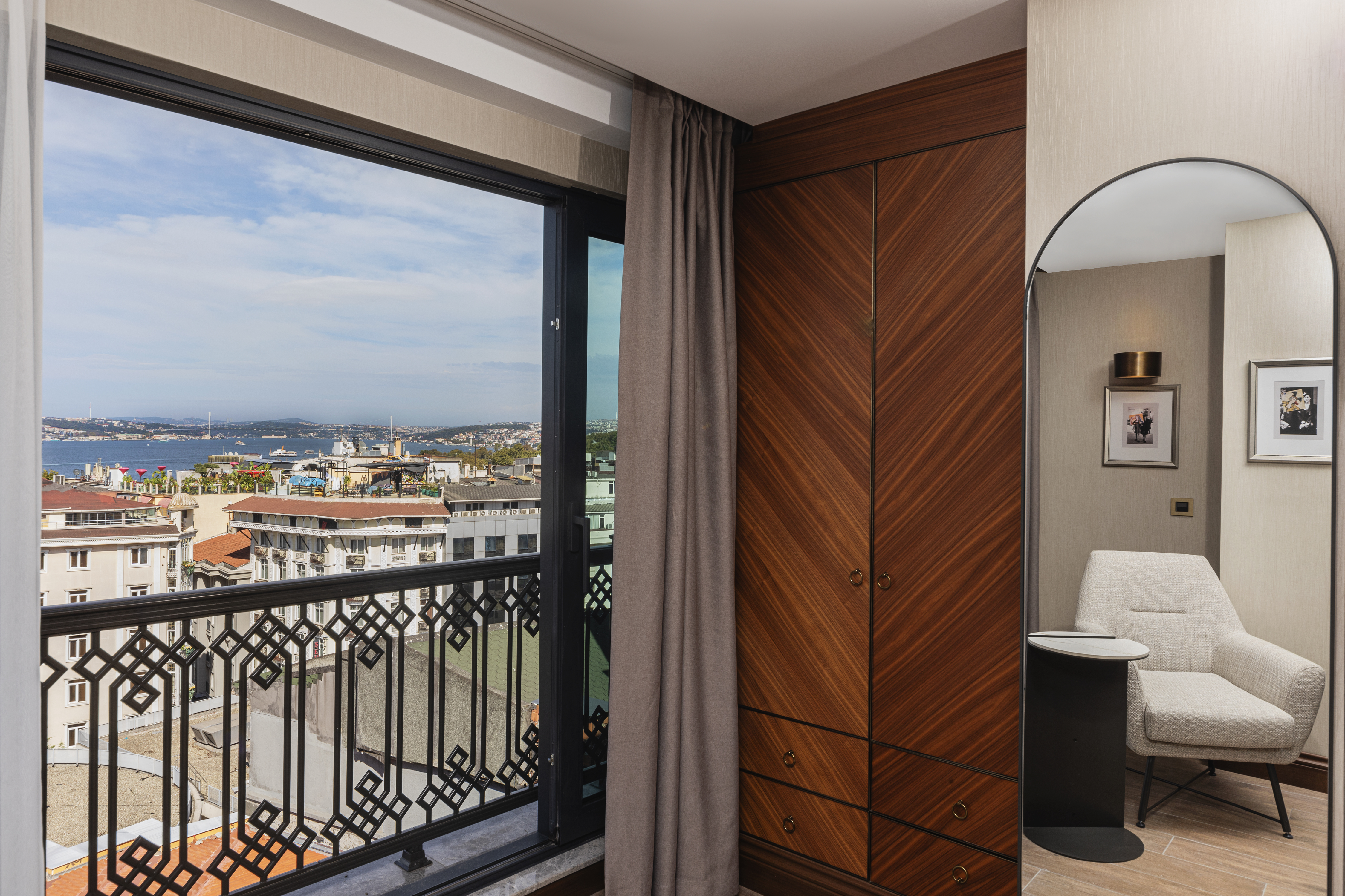 Double Executive Queen Bed