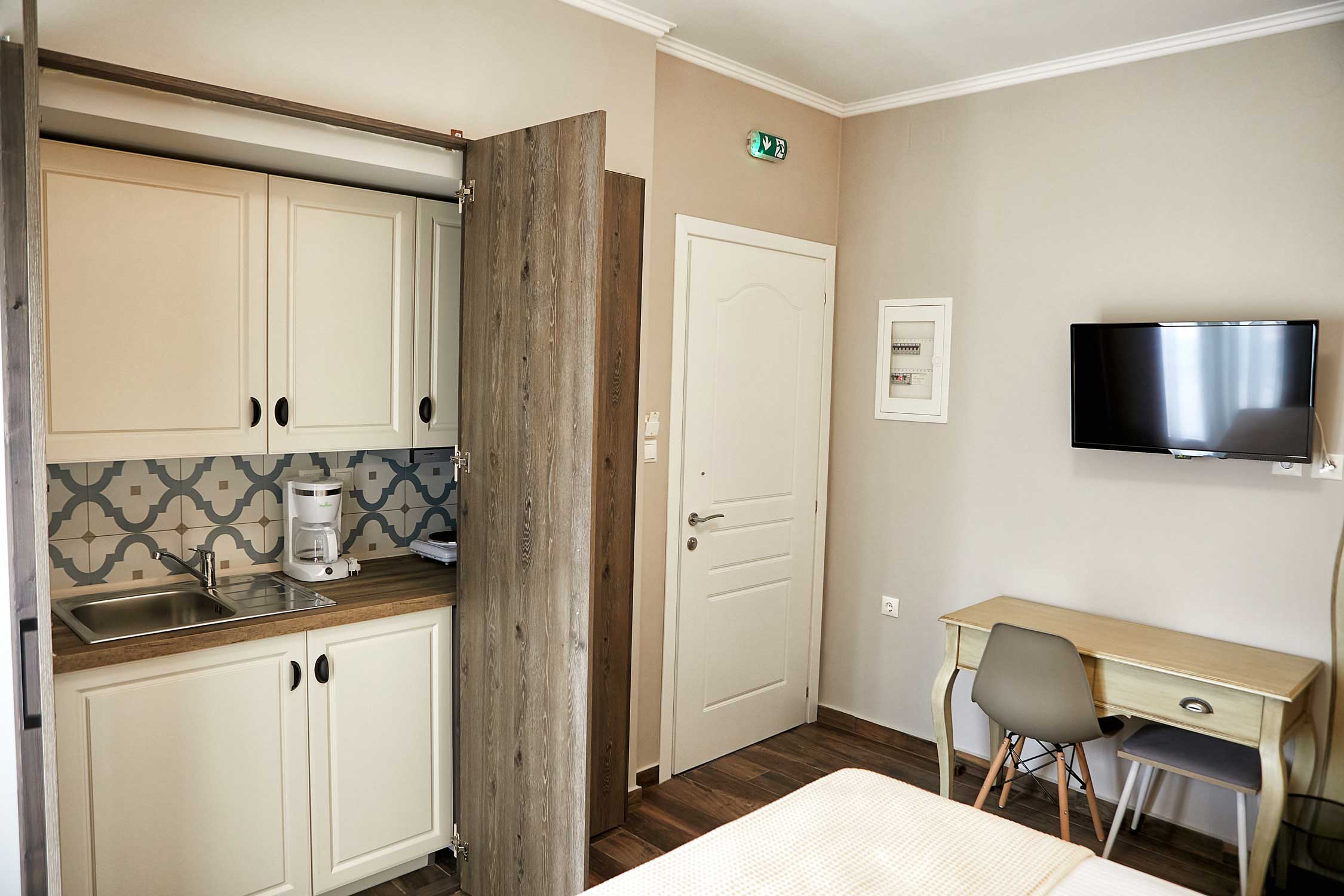 Double Classic Queen Bed