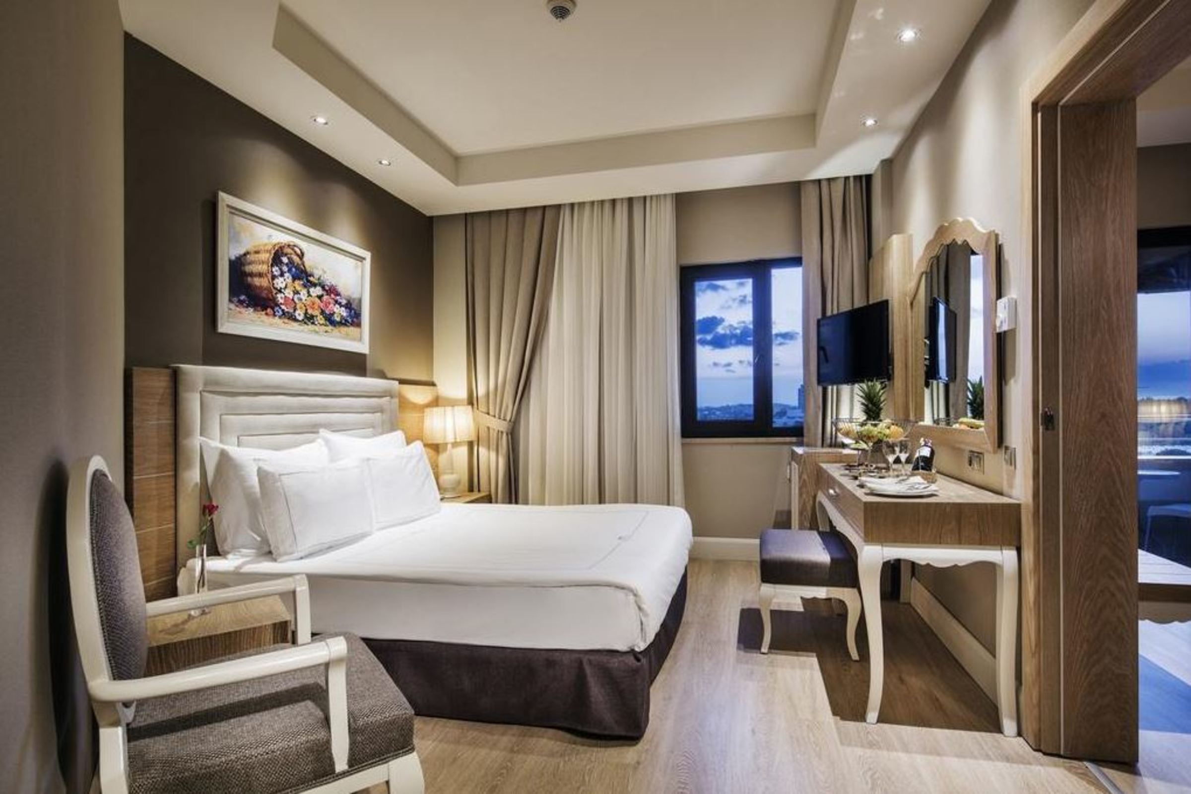 Family Room Deluxe Pool View