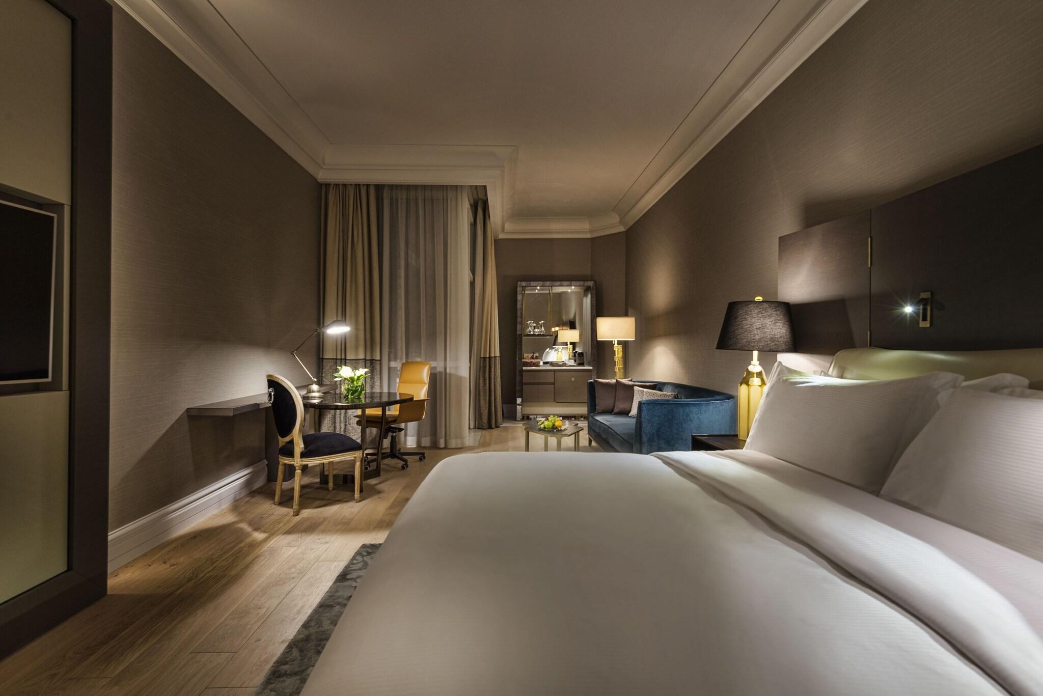 Double Club King Bed