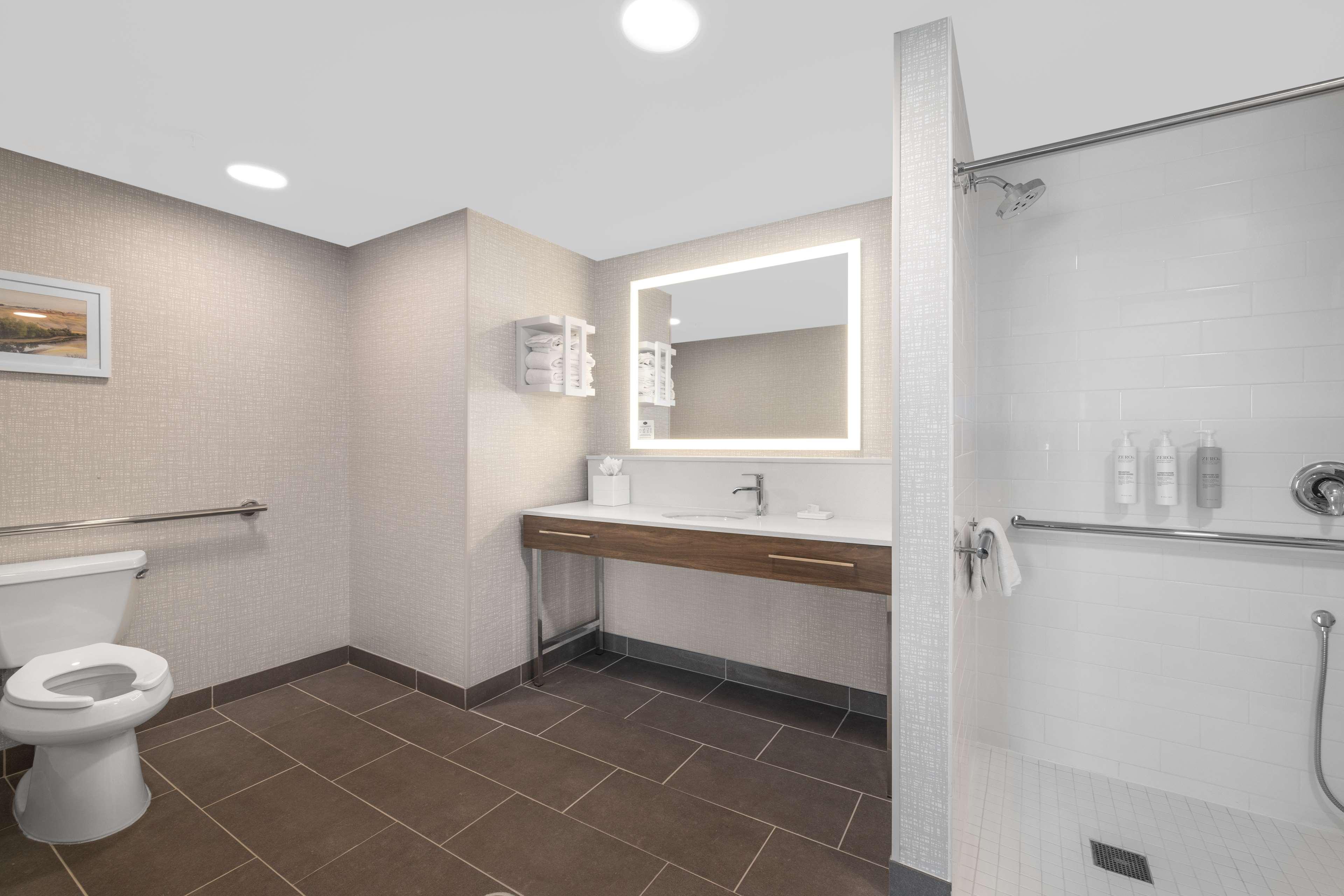 Studio Accessible King Size Bed