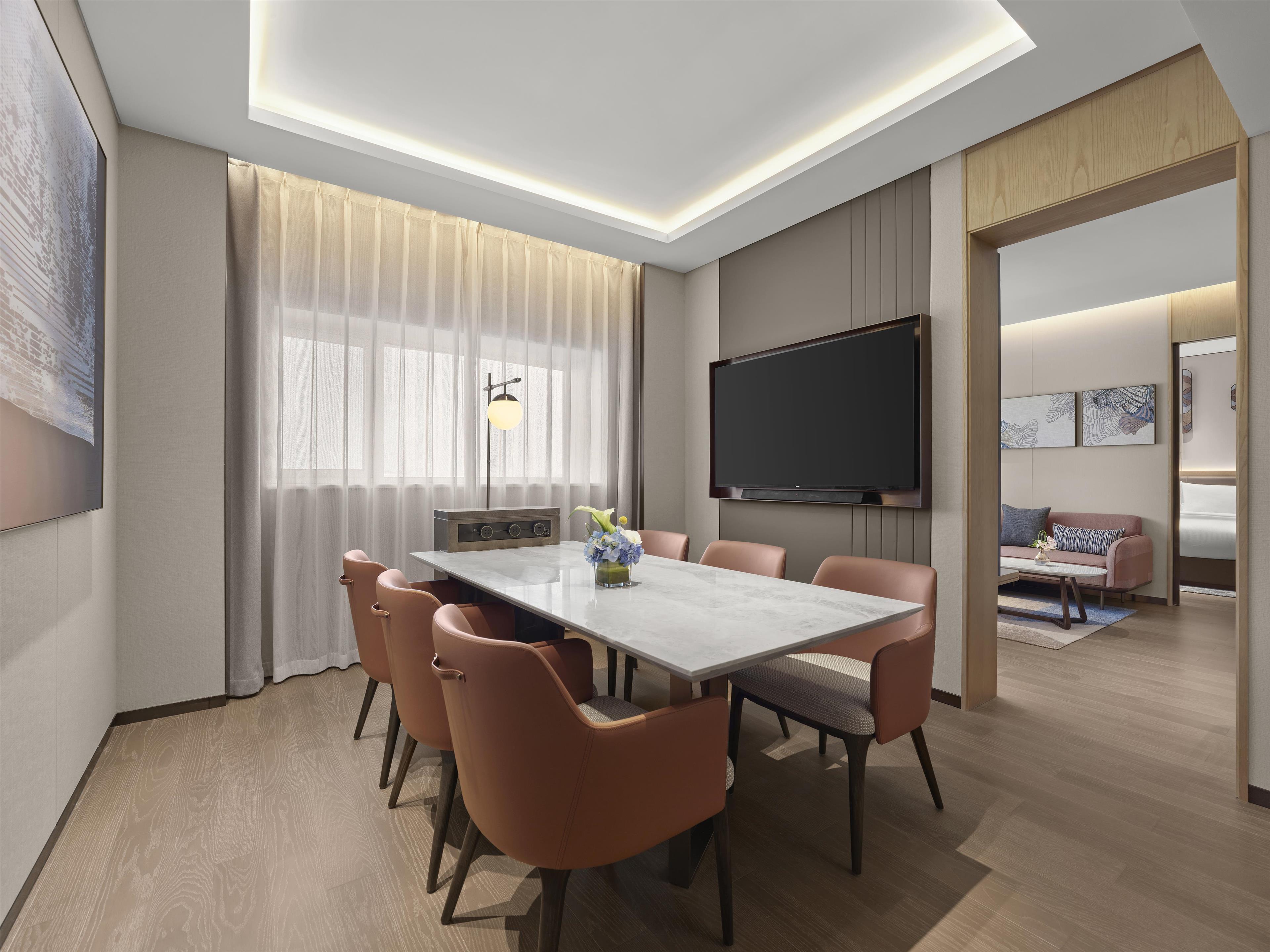 Suite Deluxe King Bed