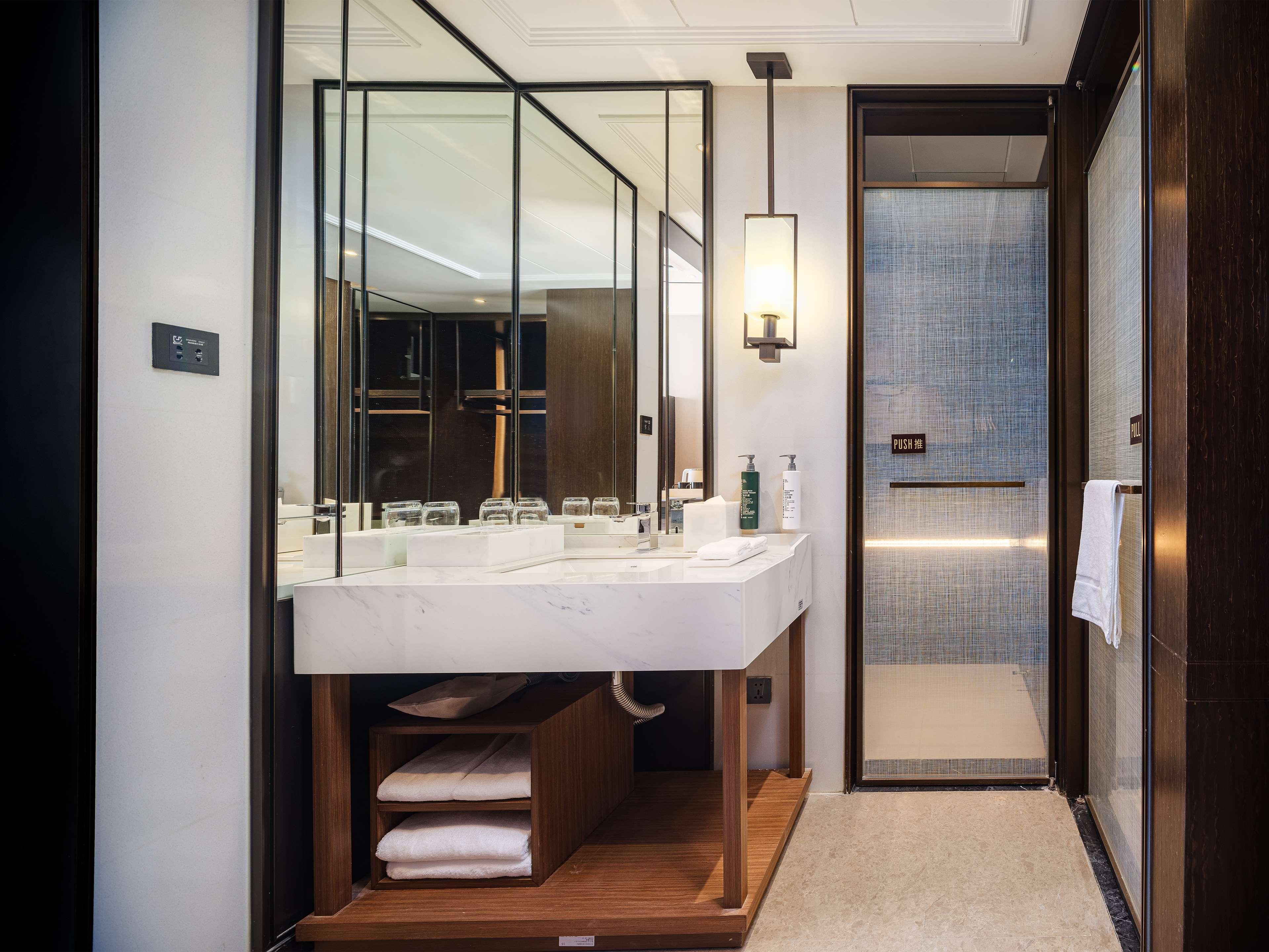 Double Deluxe King Bed