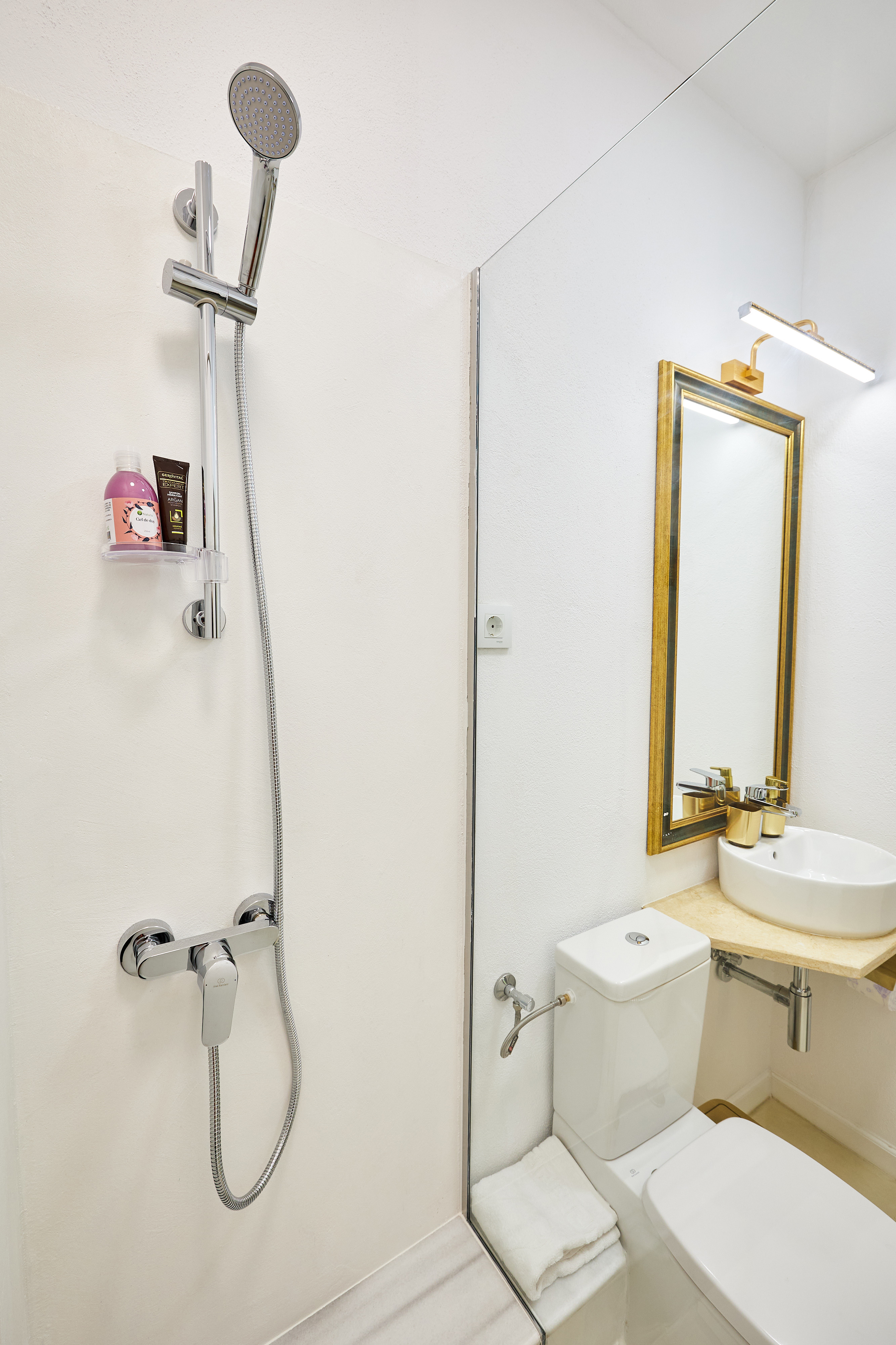 Double Deluxe Queen Bed