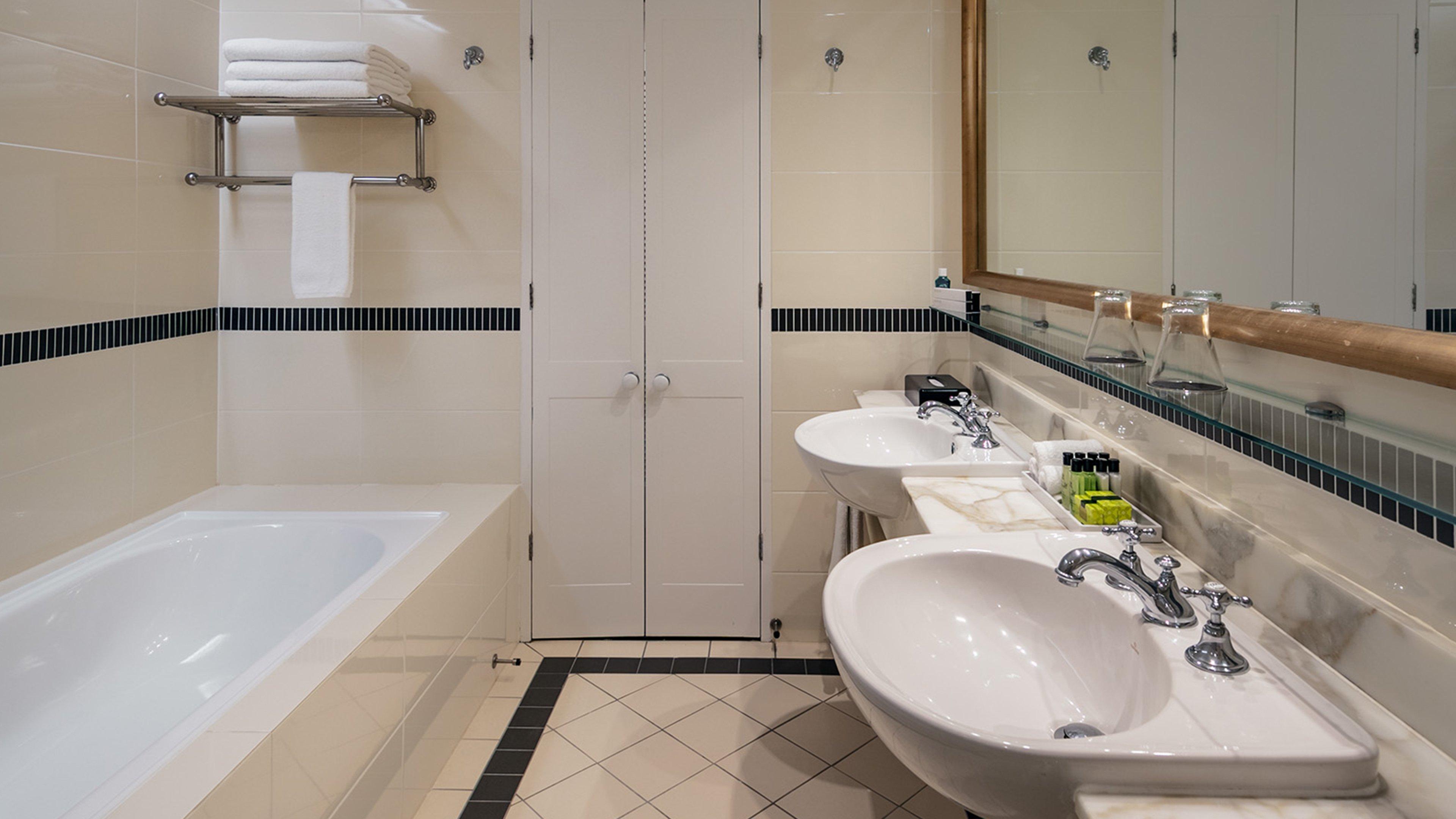 Suite Club Queen Bed