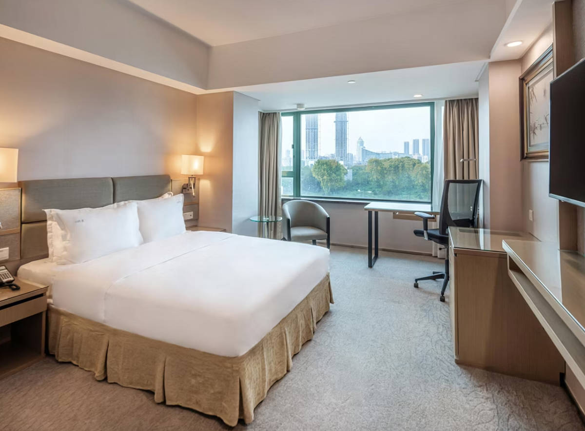 Double City View Queen Bed