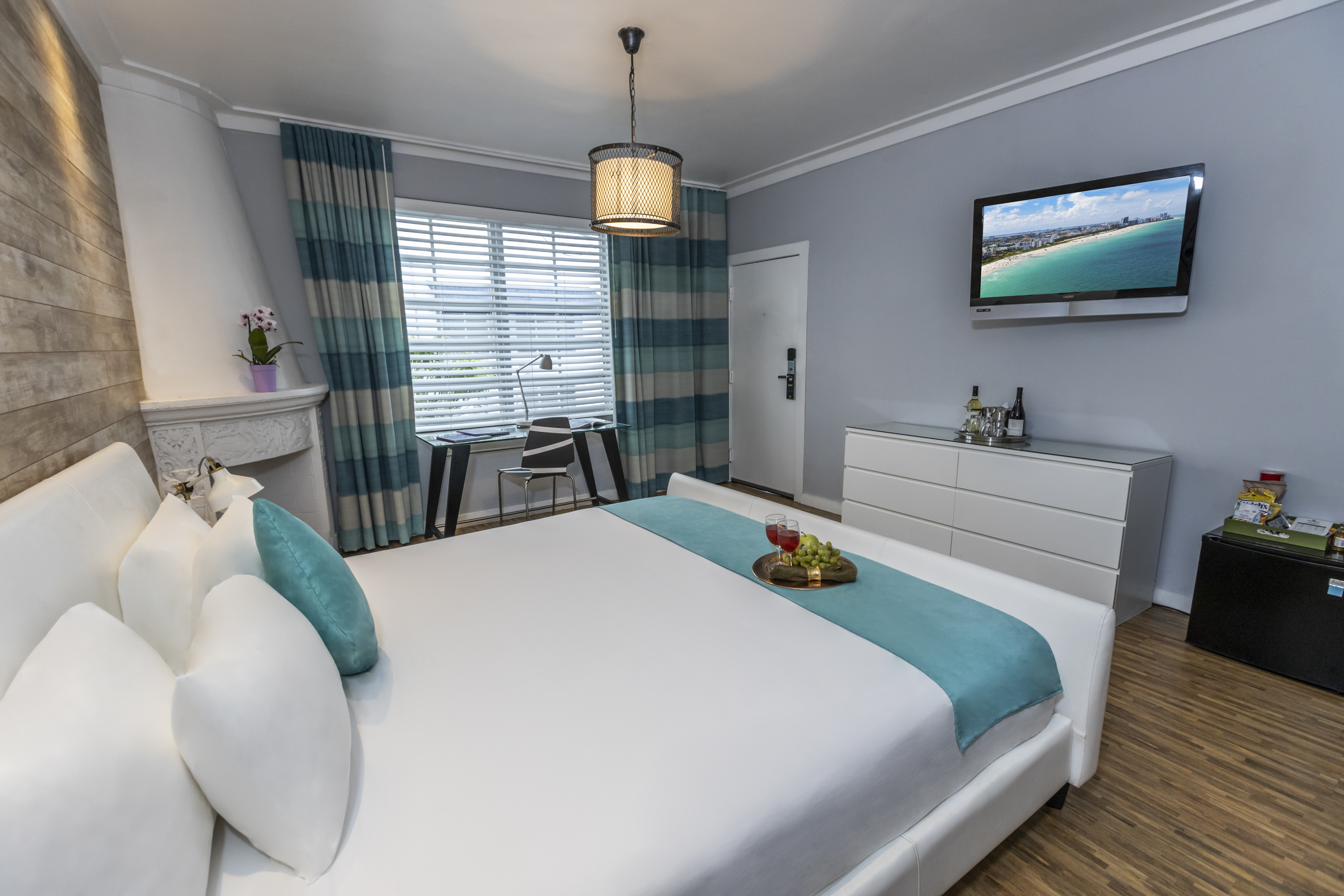 Junior Suite Queen Size Bed