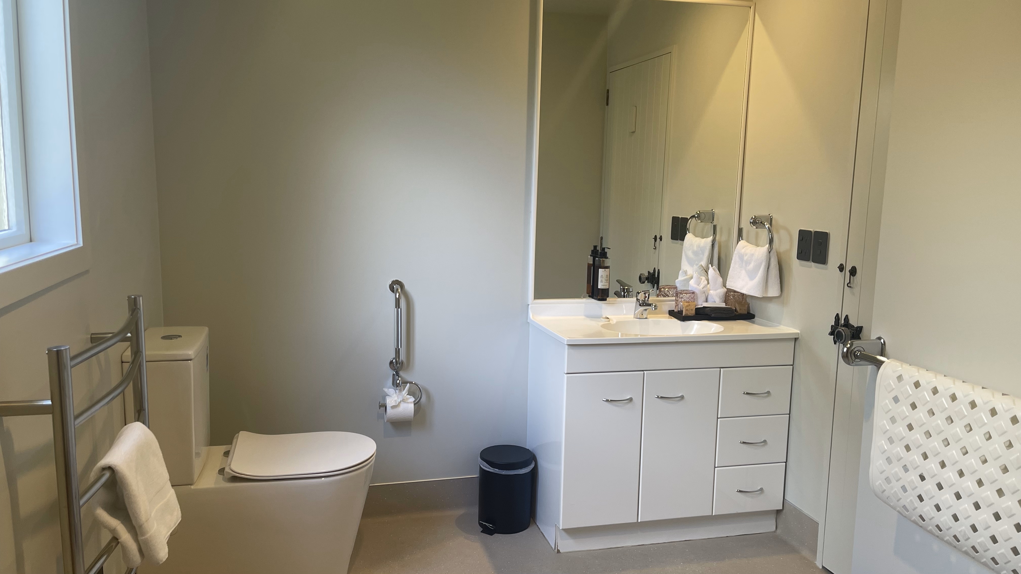 Apartment Accessible King Size Bed