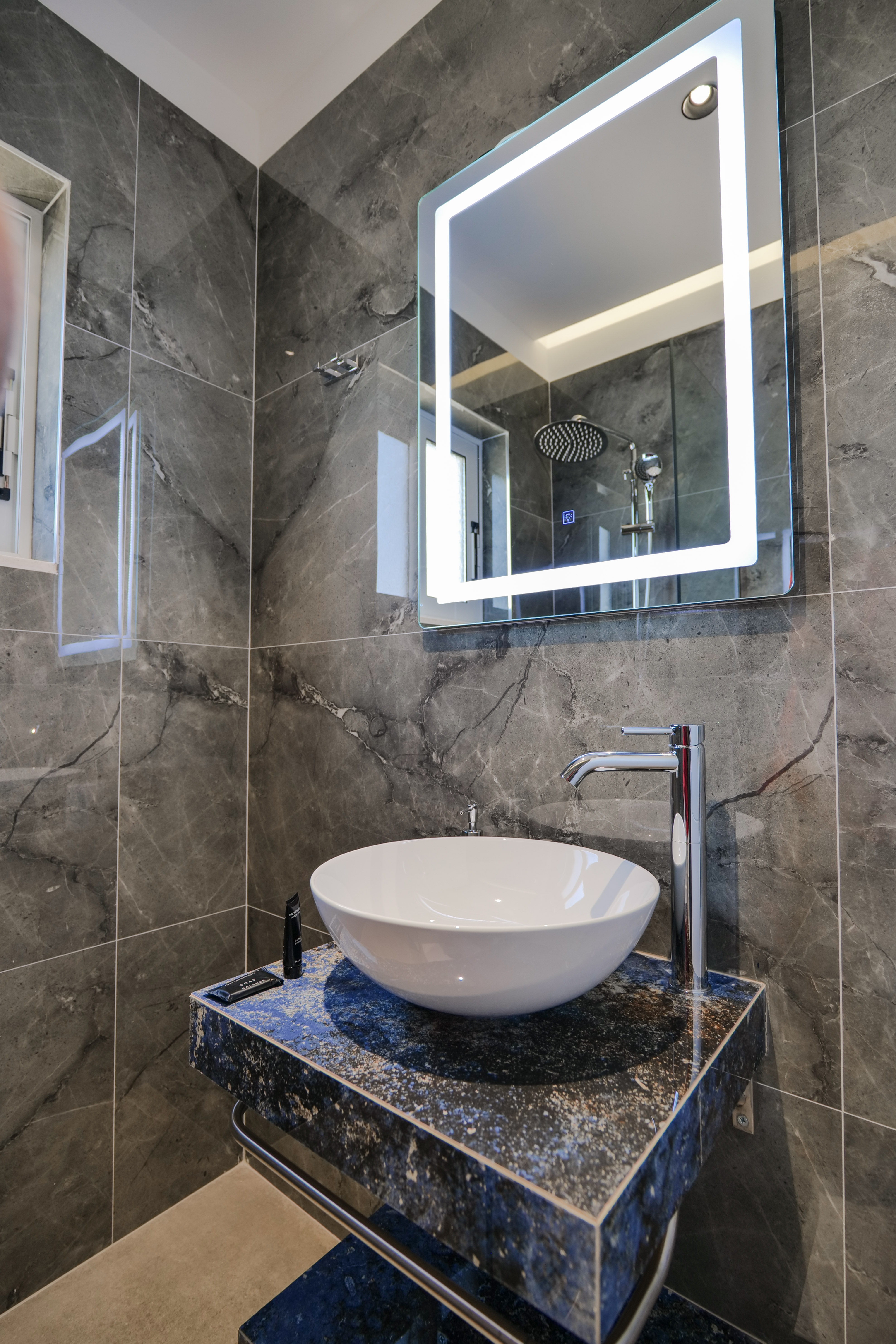 Apartment Double Bed Smoking