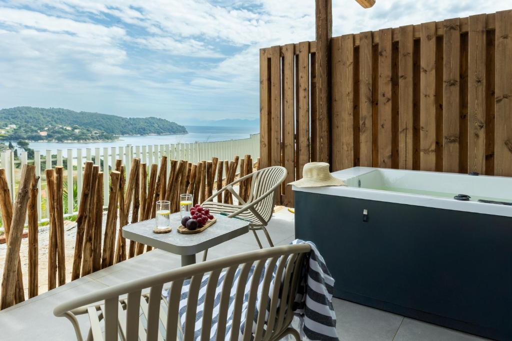 Double Deluxe One Bed