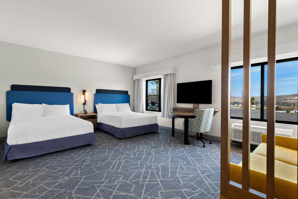 Studio Two Queen Beds